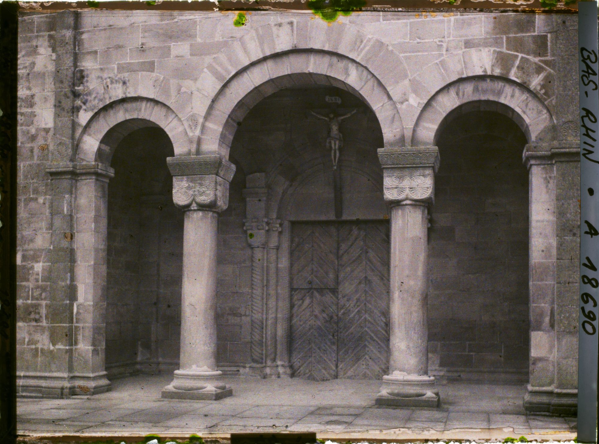 Image représentant France, Marmoutier, Les Chapiteaux de la façade de l'Eglise (façade Romane du XIe Se)