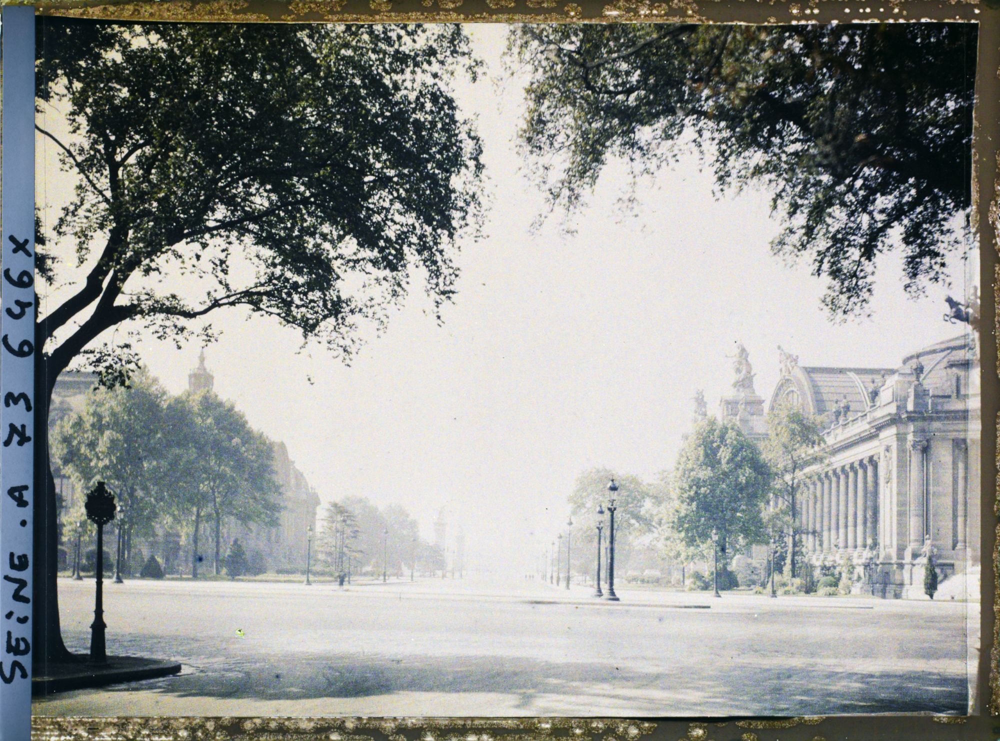 Image représentant L'ancienne avenue Nicolas II (actuelle avenue Winston Churchill), le Petit Palais et le Grand Palais