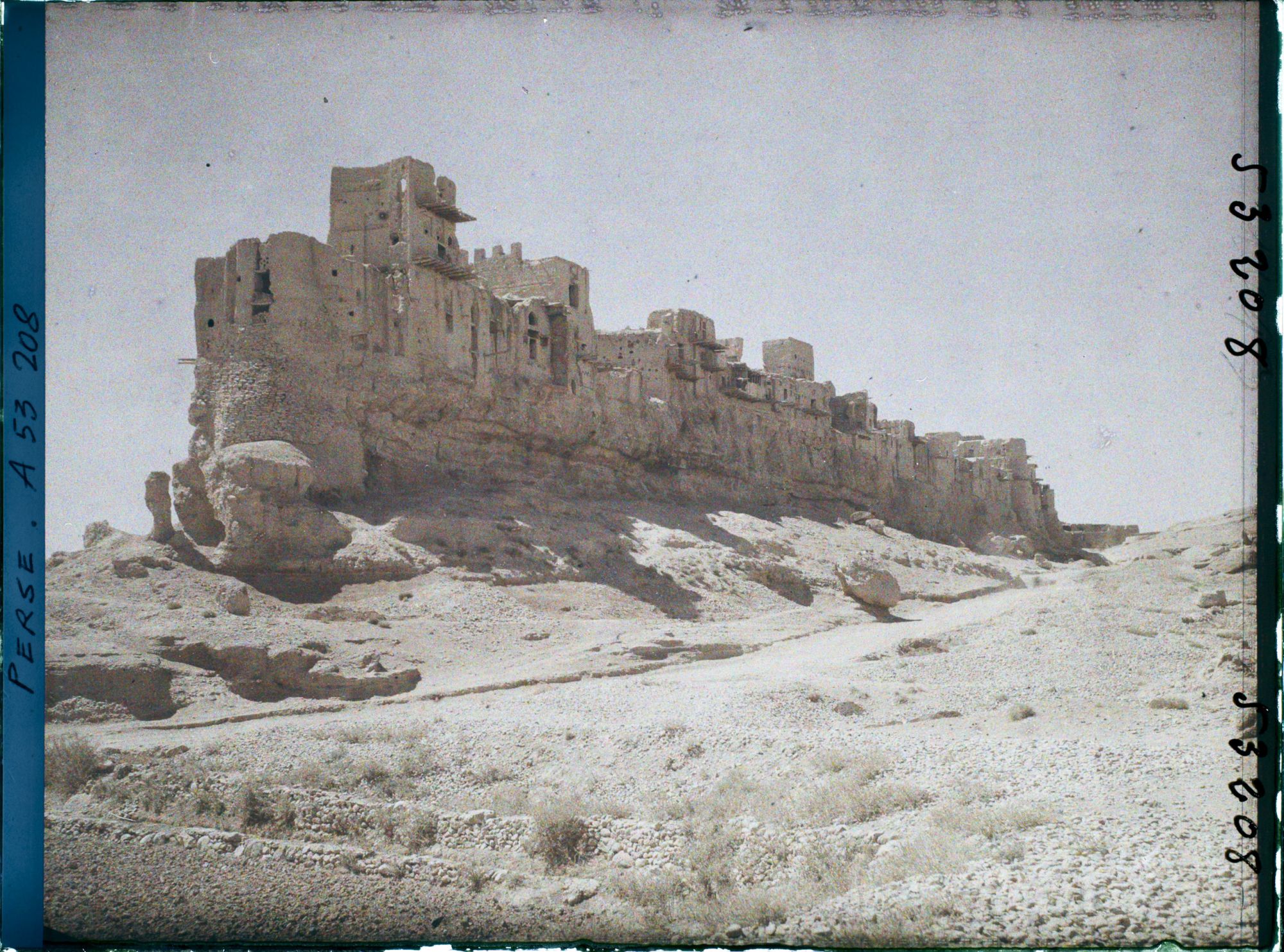 Image représentant Le complexe (ou château ?) d'Izadkhast au sommet d'une haute falaise (époque sassanide : III-VIIe siècles)