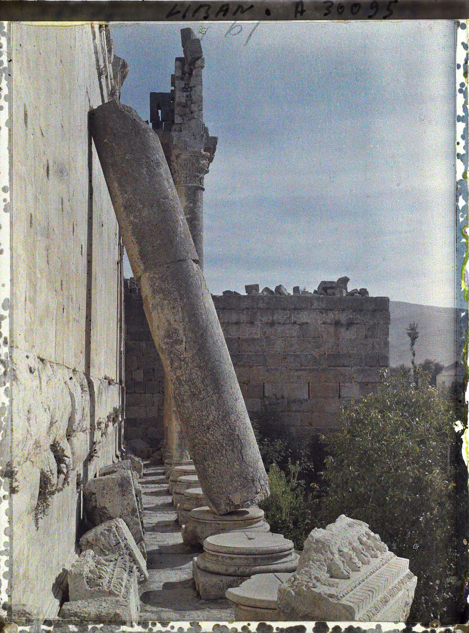 Image représentant Colonne adossée à la façade sud du Temple dit de Bacchus