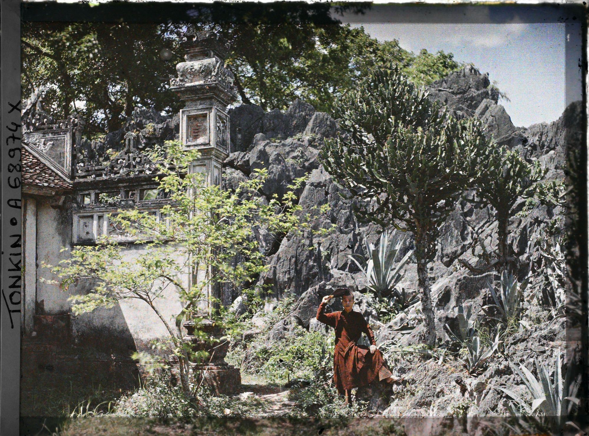 Image représentant Un jeune homme devant un temple environné de rochers et de cactées