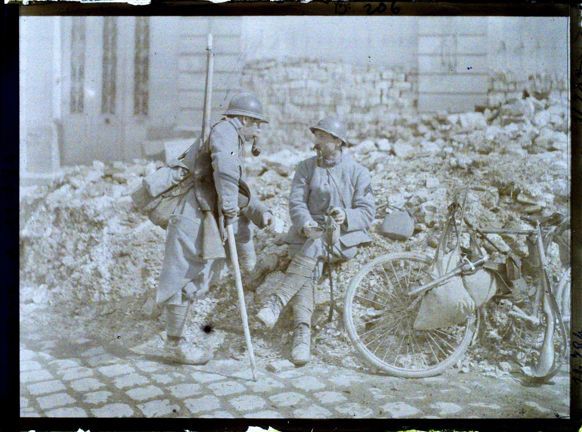 Image représentant France, Reims, Deux poilus place Royale