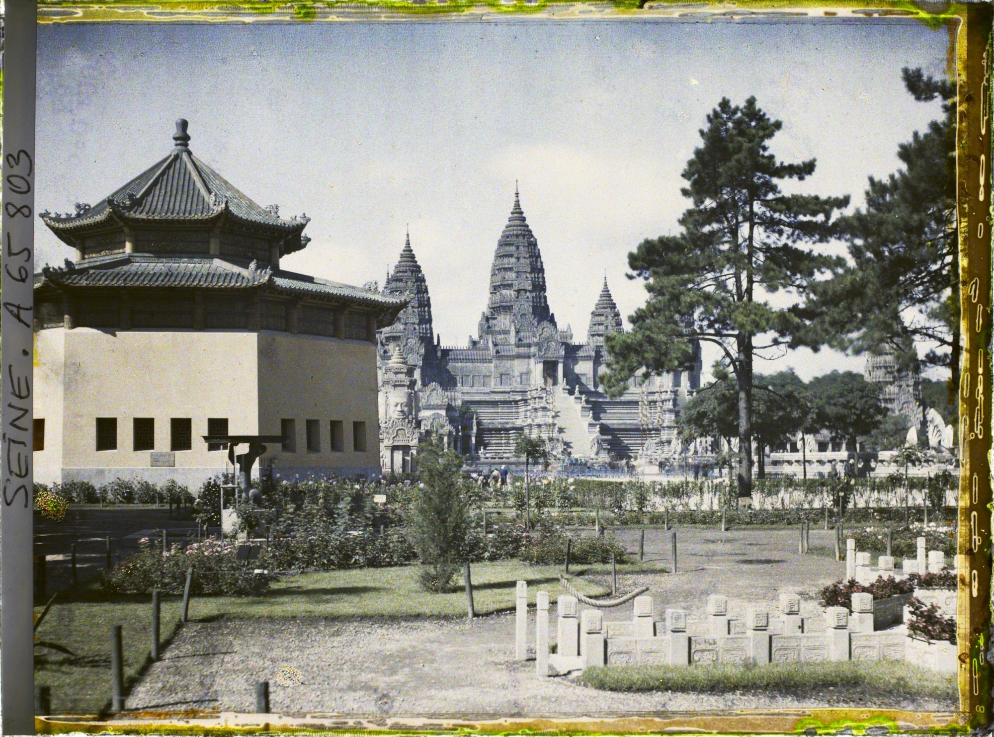 Image représentant L'Exposition Coloniale Internationale de 1931, le diorama et le temple d'Angkor Vat, section de l'Indochine