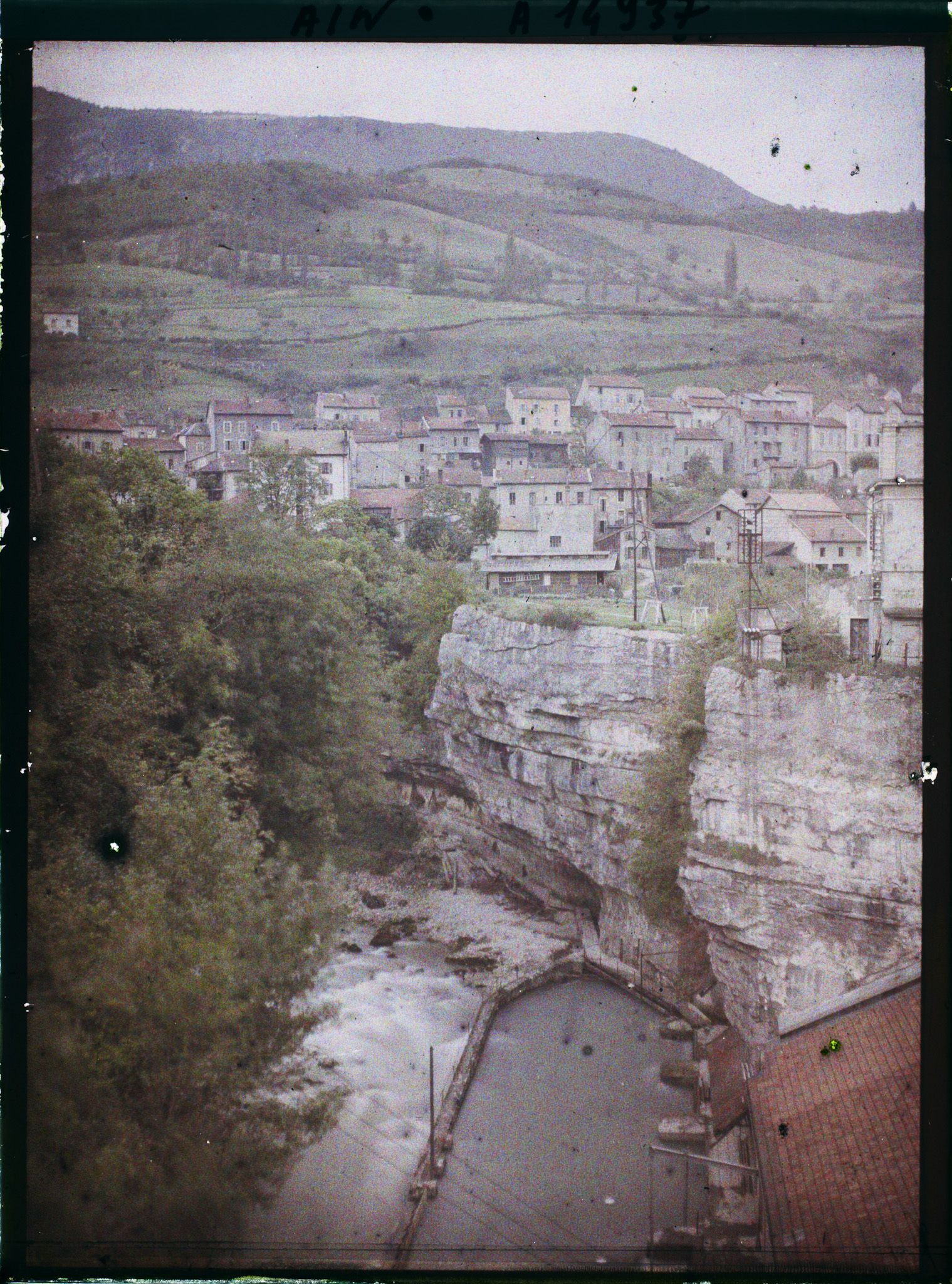 Image représentant Parois rocheuses dominant la Valserine, avant le confluent