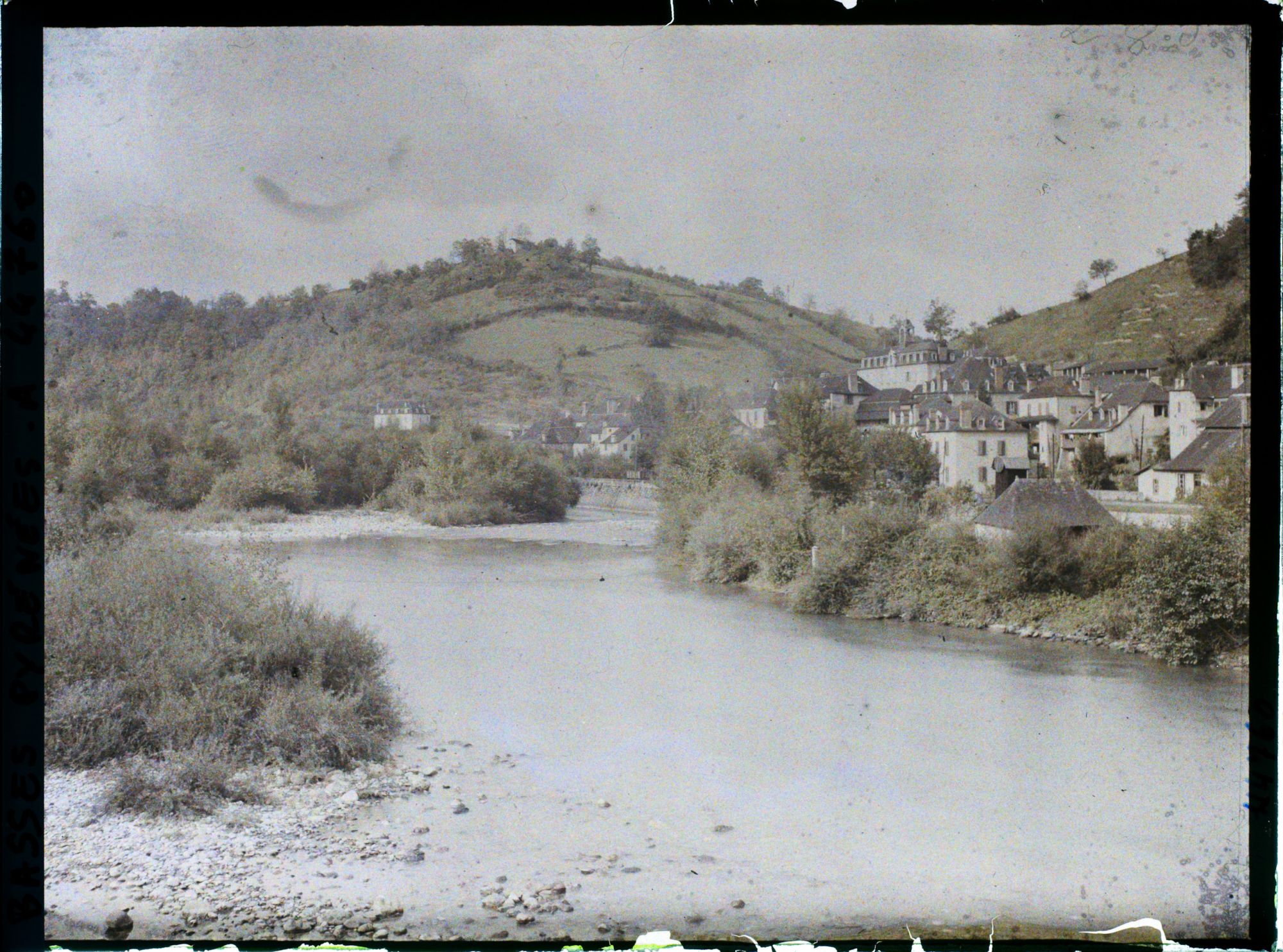 Image représentant France , Tardets, Vue d'ensemble s/ le Saison