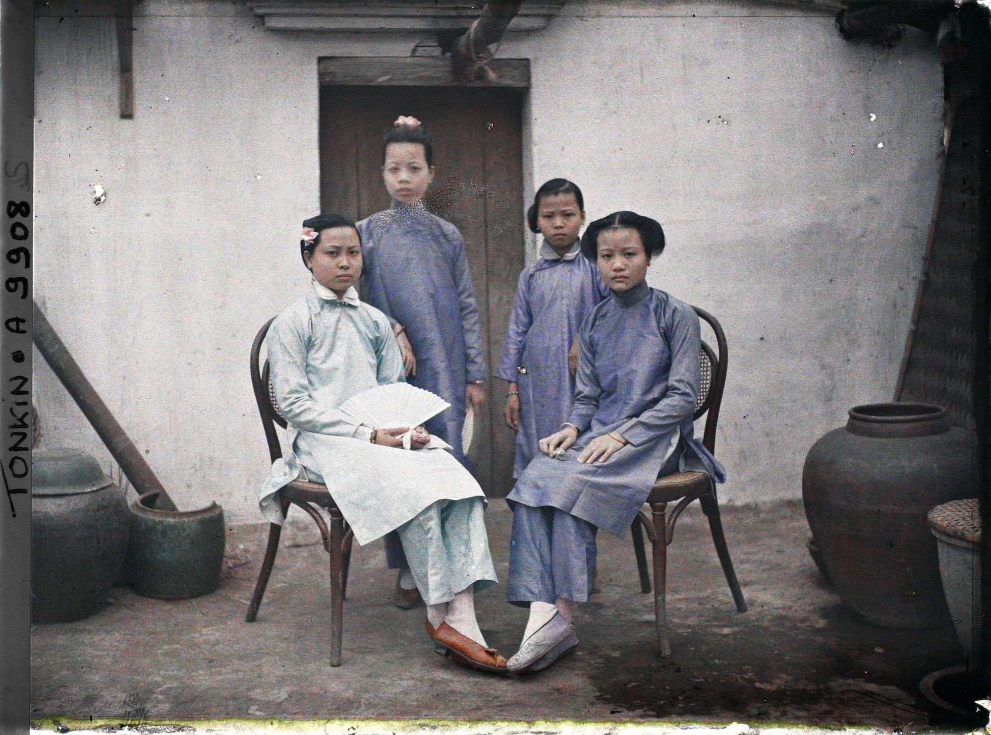 Image représentant Quatre jeunes Chinoises dans une cour intérieure