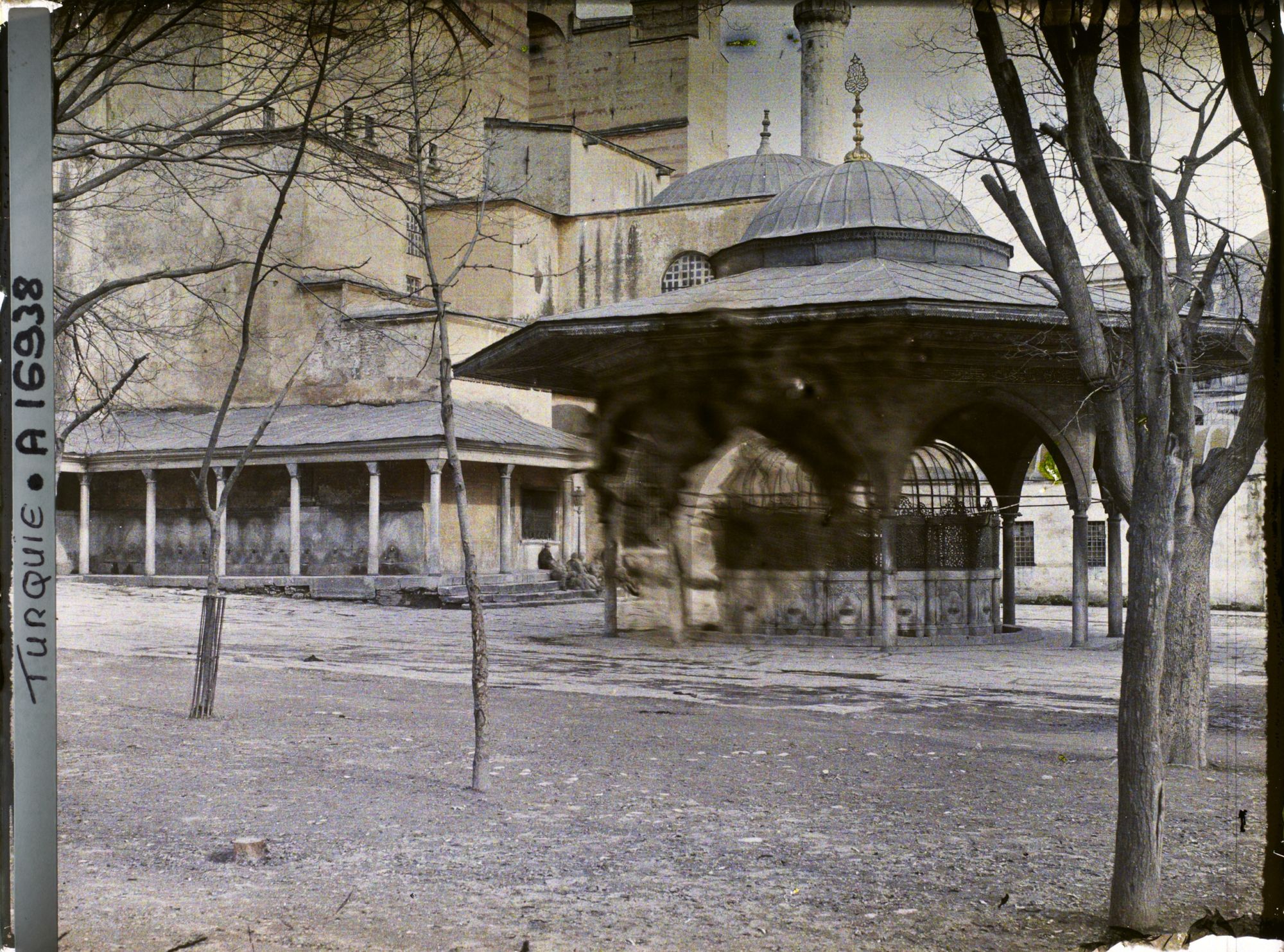 Image représentant Fontaine aux abblutions de la Aya Sophia Camii ("mosquée Sainte-Sophie")