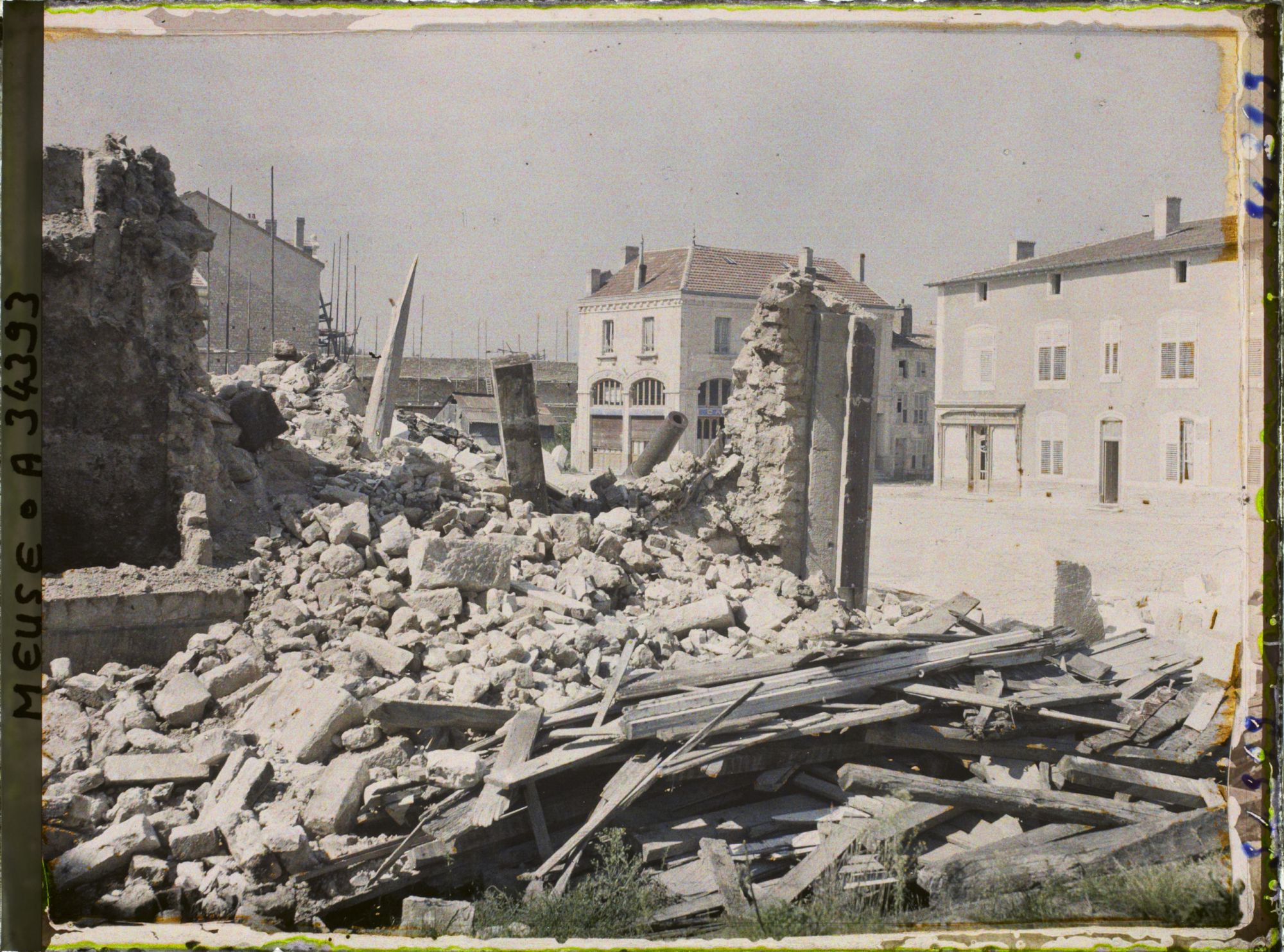Image représentant France, St Mihiel, Ruines et Reconstructions, Place des Halles.