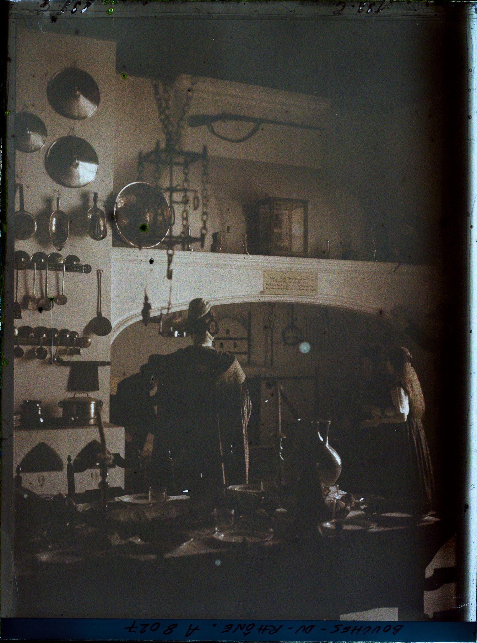 Image représentant Une salle de reconstitution éthnographique au Museon Arlaten dans le palais du Félibrige, ancien hôtel de Laval-Castellane