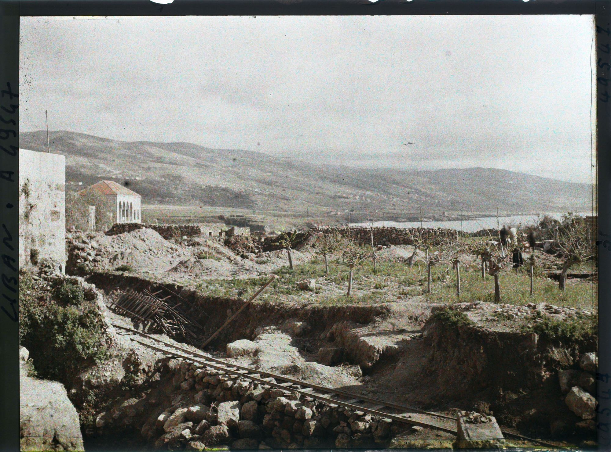 Image représentant Une probable zone de fouilles en direction de la mer au sud-est