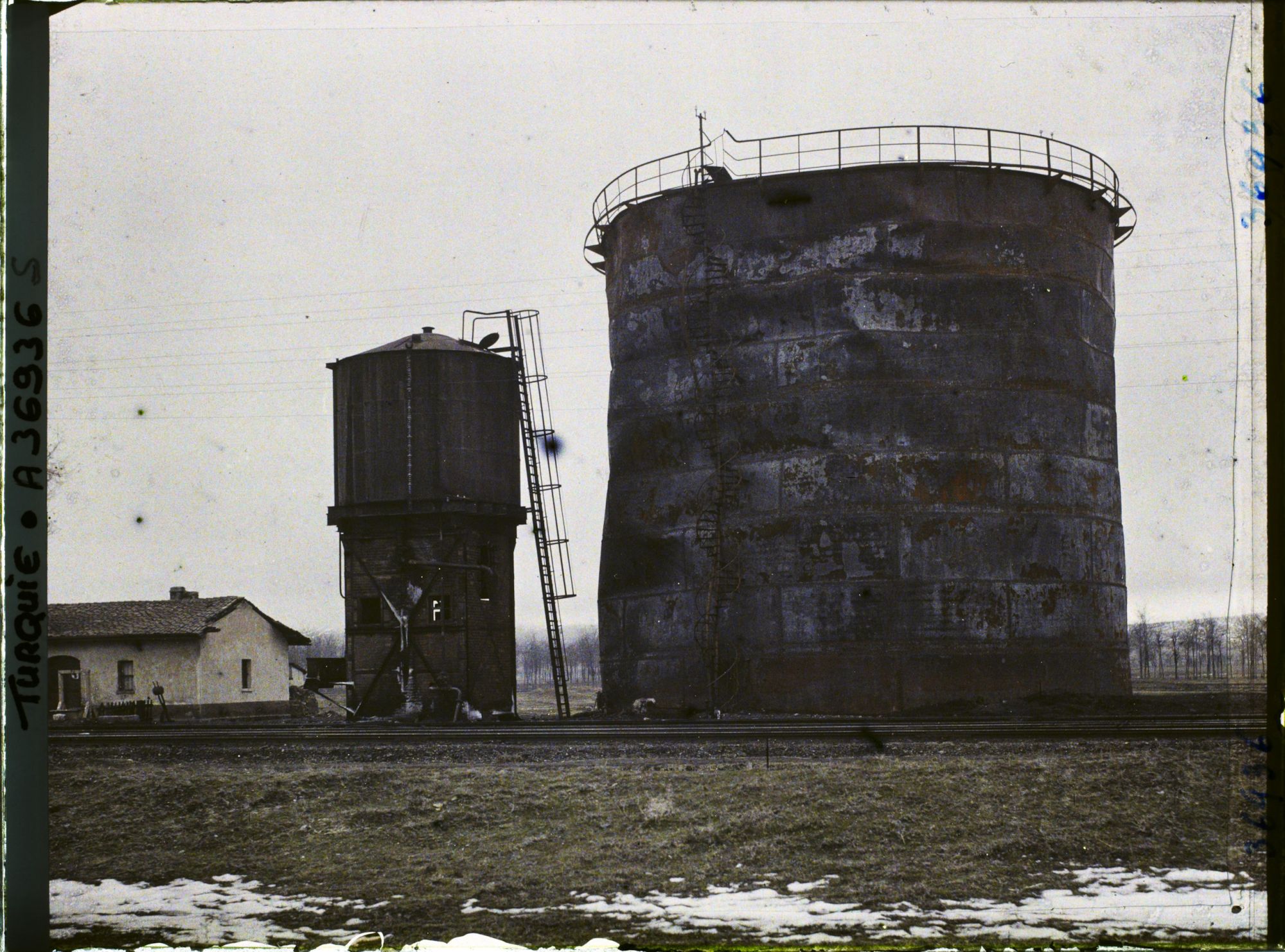 Image représentant Turquie, Eski-Ckehir, Réservoir de mazout incendié