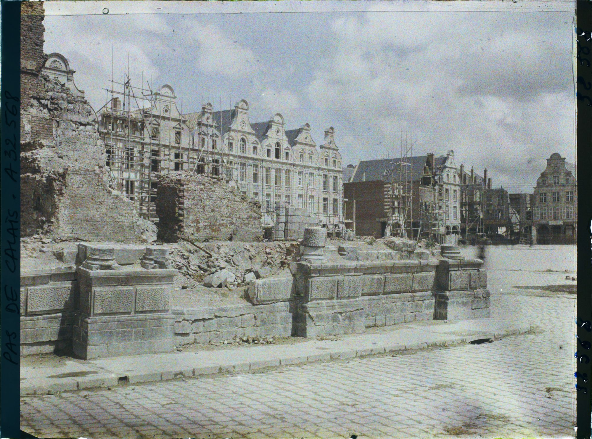 Image représentant France, Arras, Ruines de l'Hôtel de Ville et reconstruction sur la petite Place