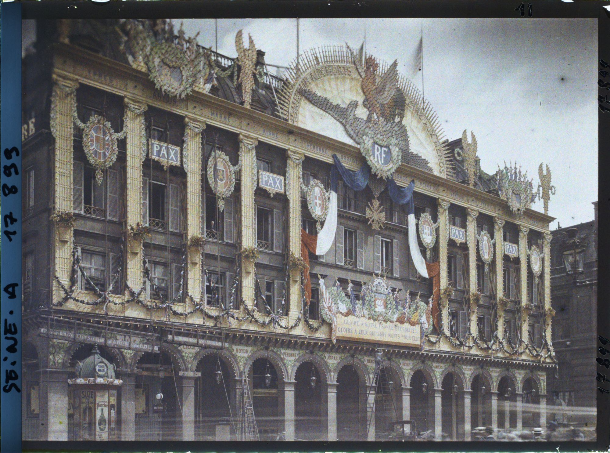 Image représentant Décorations sur les magasins du Louvre place du Palais-Royal pour les fêtes de la Victoire des 13 et 14 juillet 1919