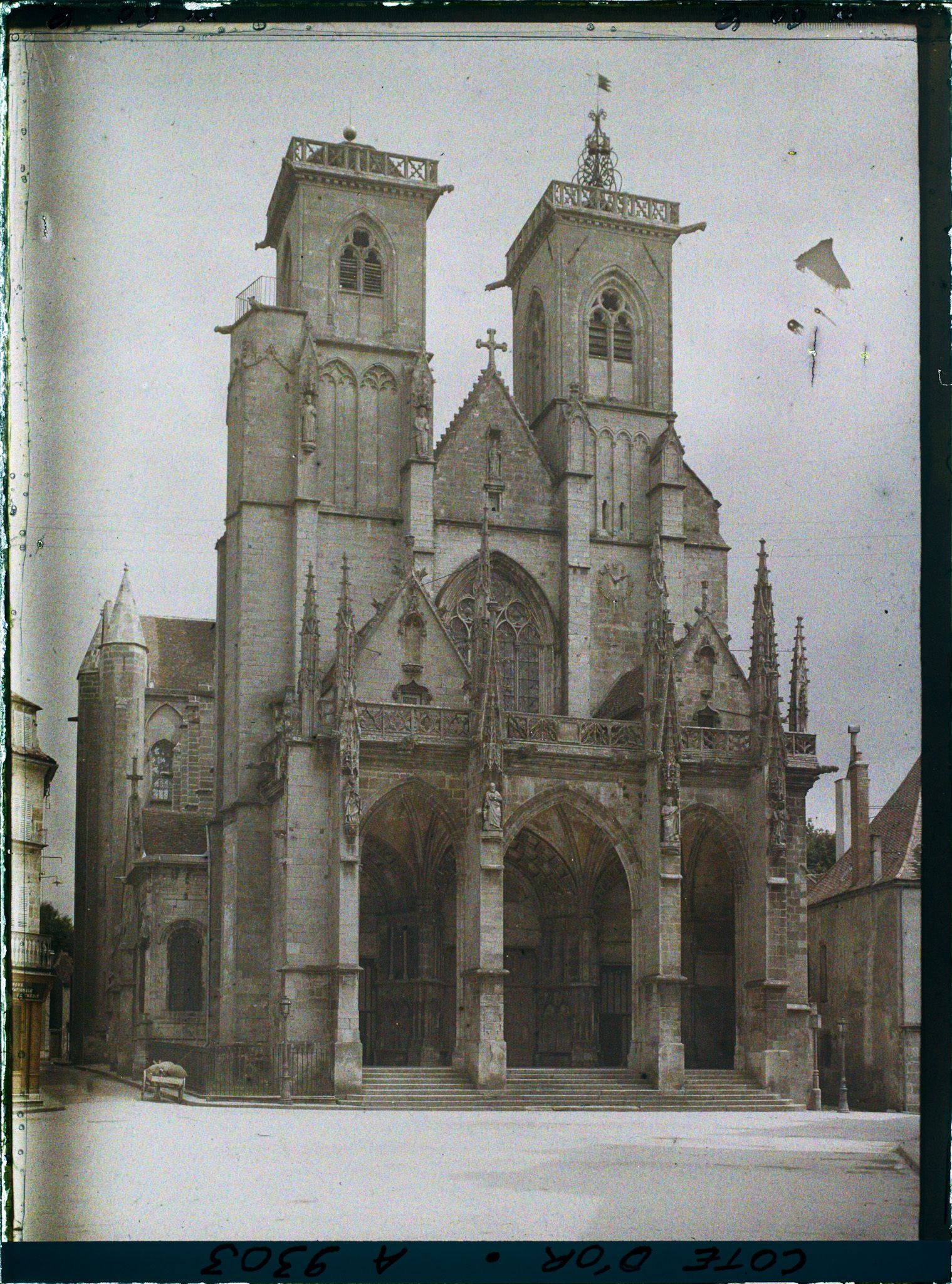 Image représentant La façade de la collégiale Notre-Dame