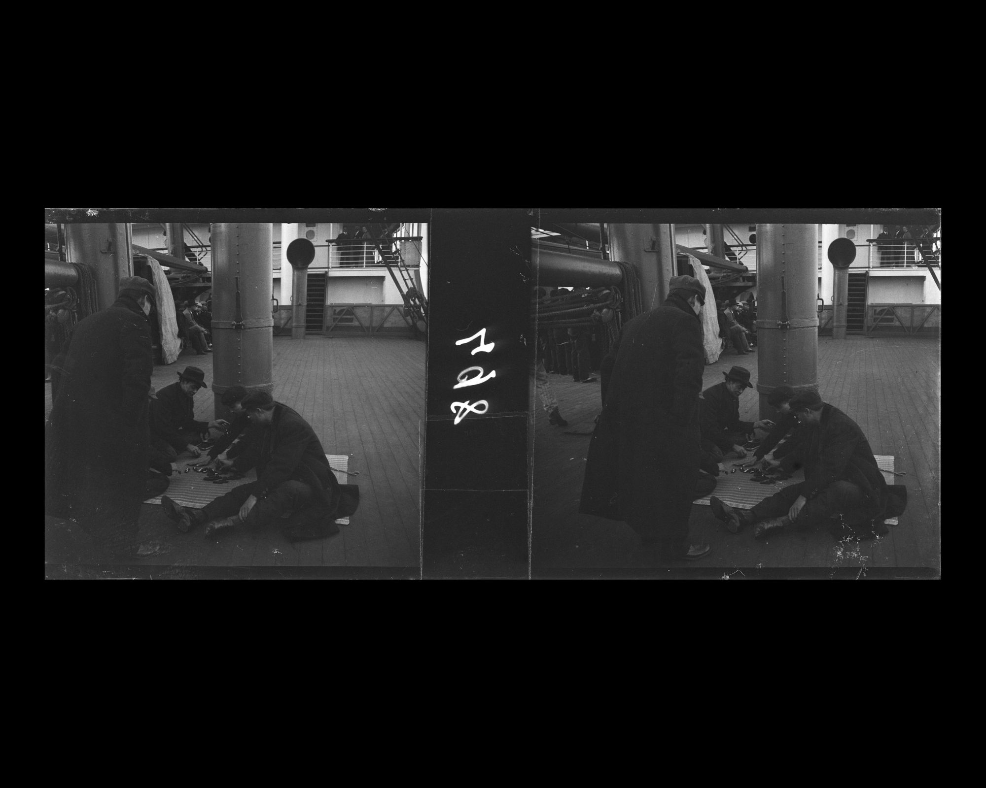 Image représentant Passagers ou membres d'équipage chinois participant à des jeux d'argent