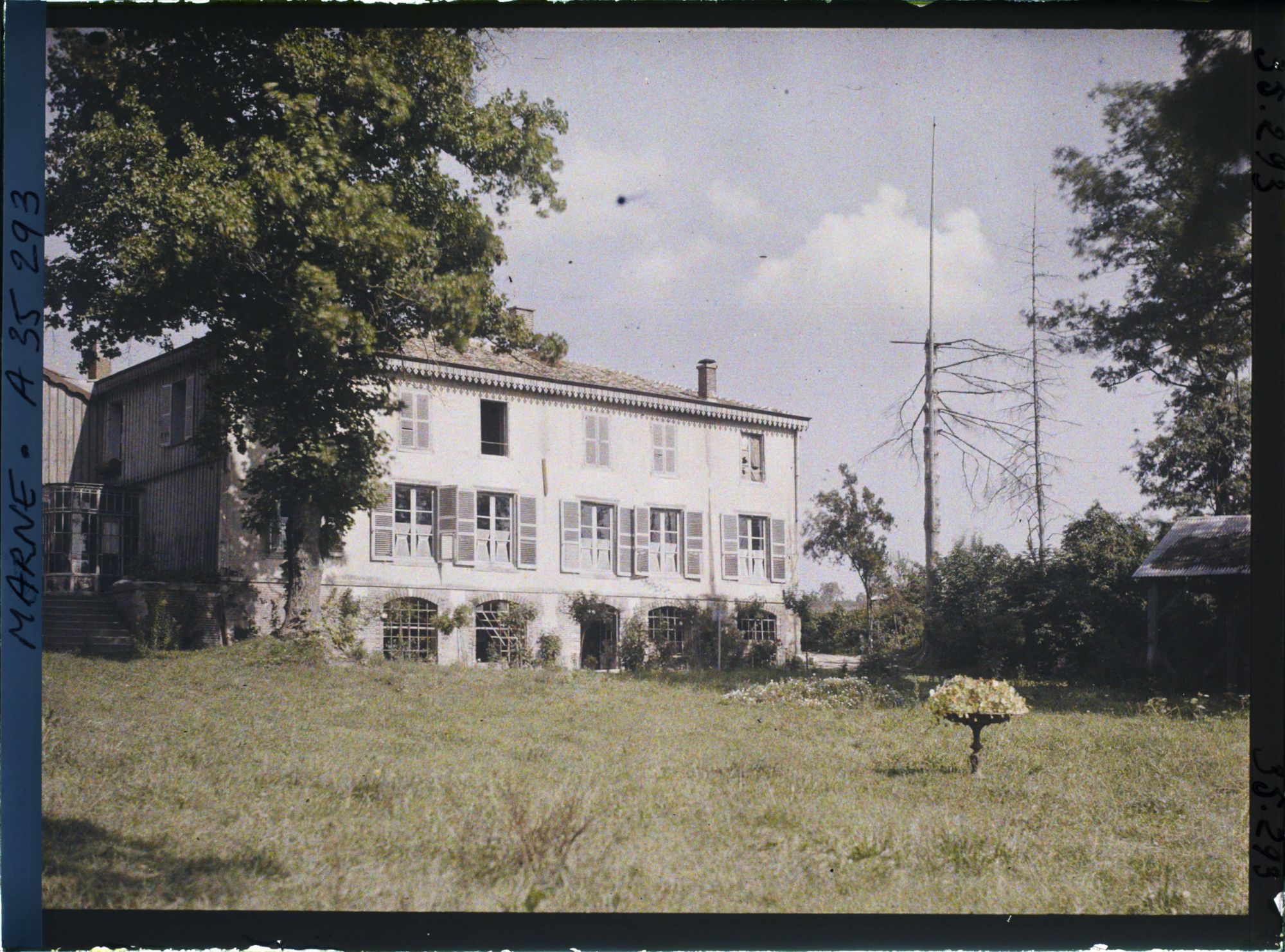 Image représentant France, Vienne-le-Château, Maisons où siégeait l'Etat Major et quartier Gal du Général Américain Alexander Commandt la 77e division américaine tenant le front d'Argonne
