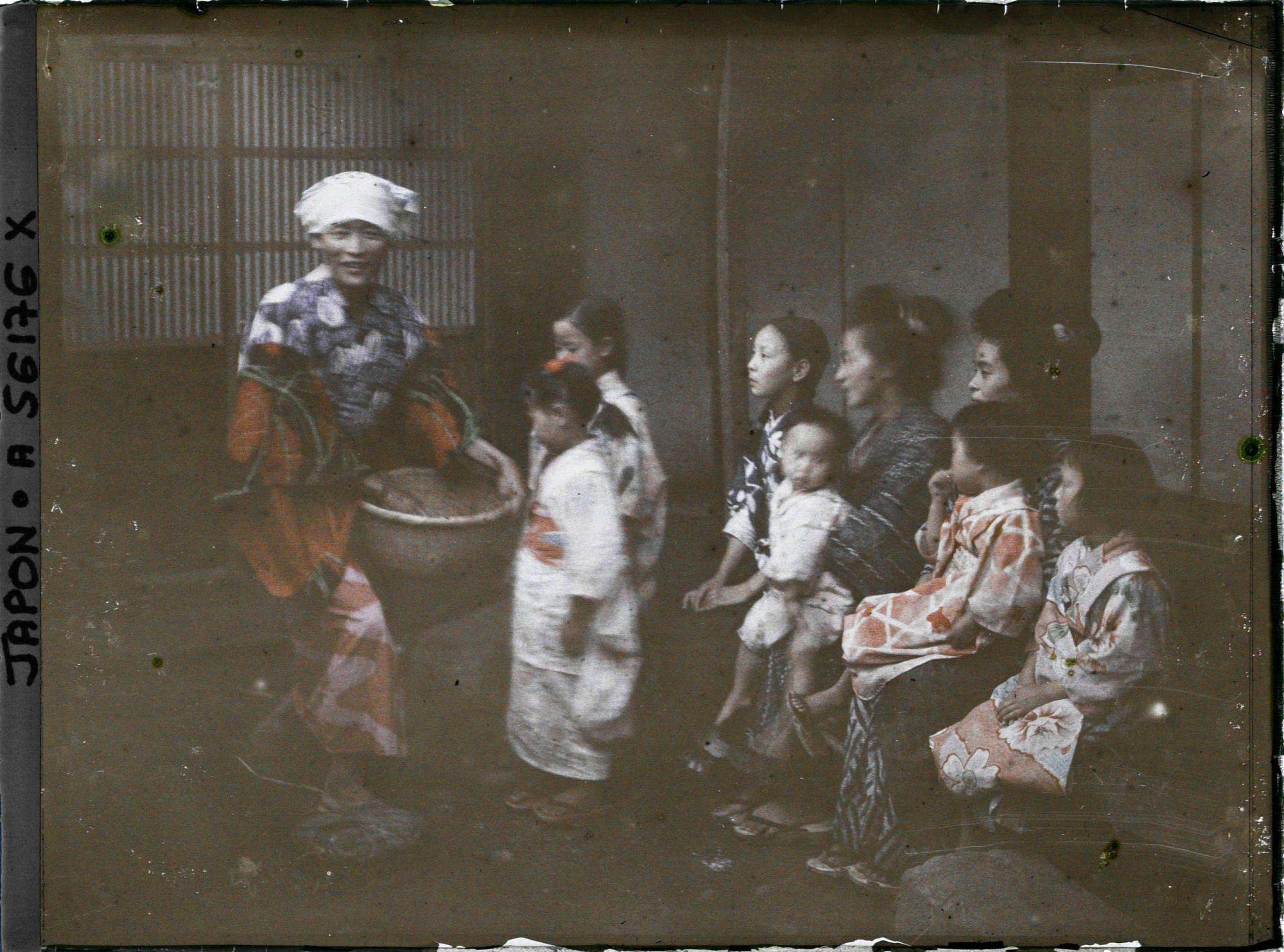 Image représentant Groupe de fillettes et de femmes