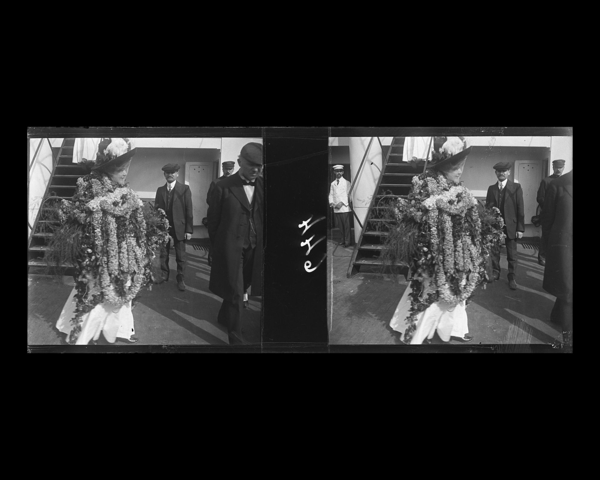 Image représentant A bord du Mongolia, une passagère des 1eres classes recouverte de guirlandes de fleurs, devant Maurice Levy