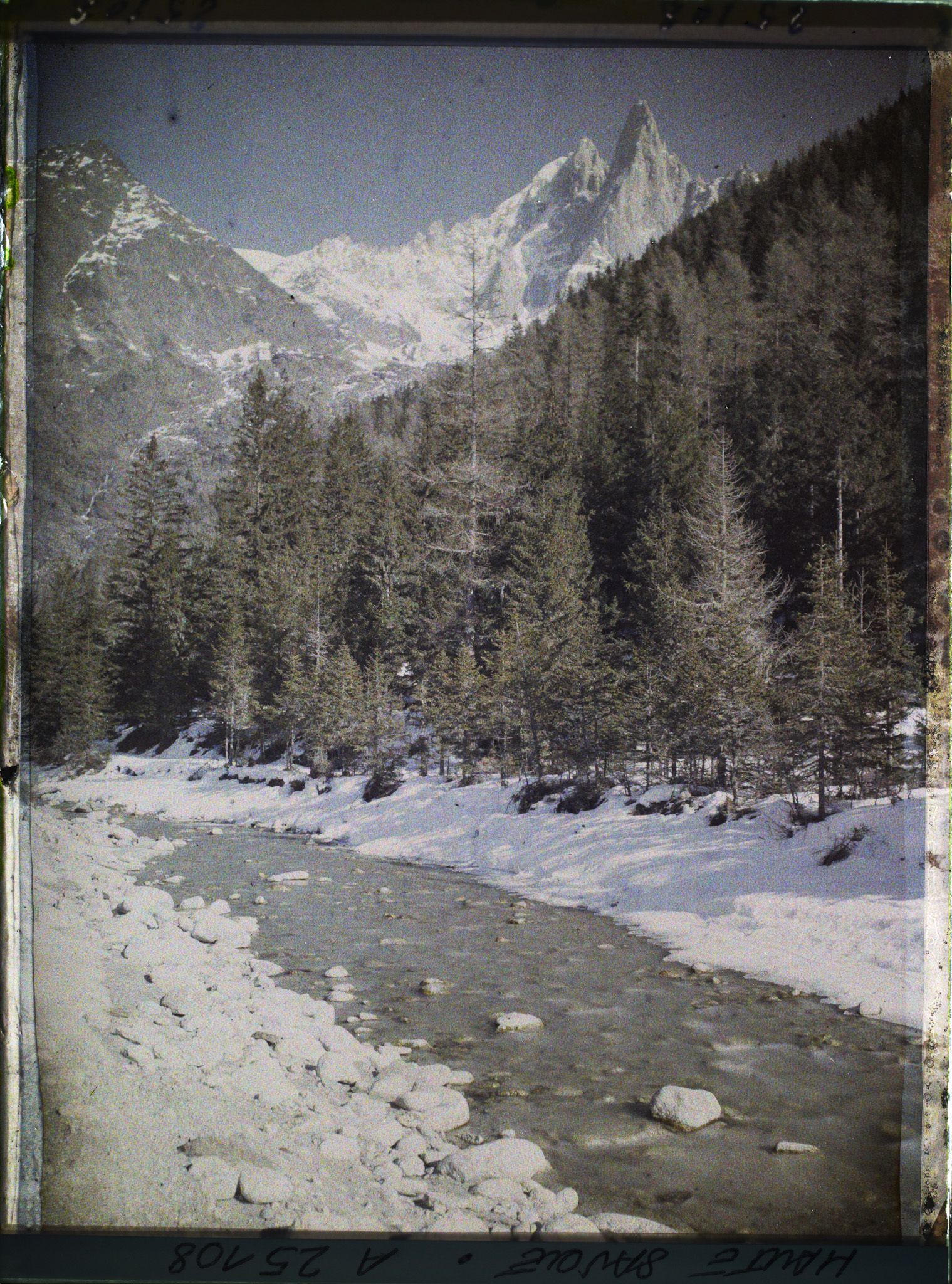 Image représentant France Les Alpes, Vallée de Chamonix, L'Arveyron à 300m de sa Source, Aiguille Verte et Aiguille du Dru