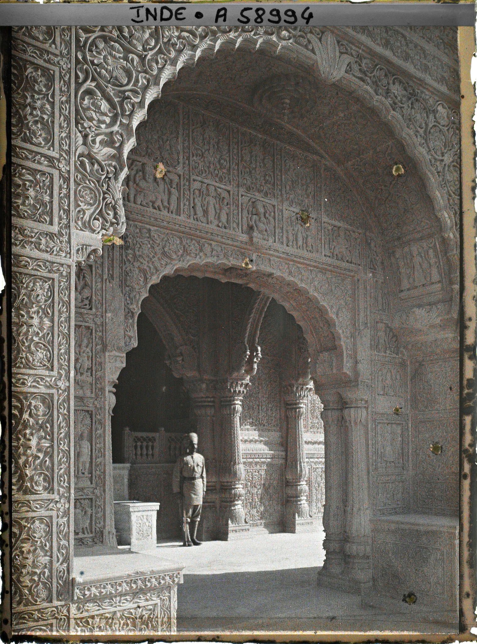 Image représentant Porche du palais de Lalgarh et un gardien