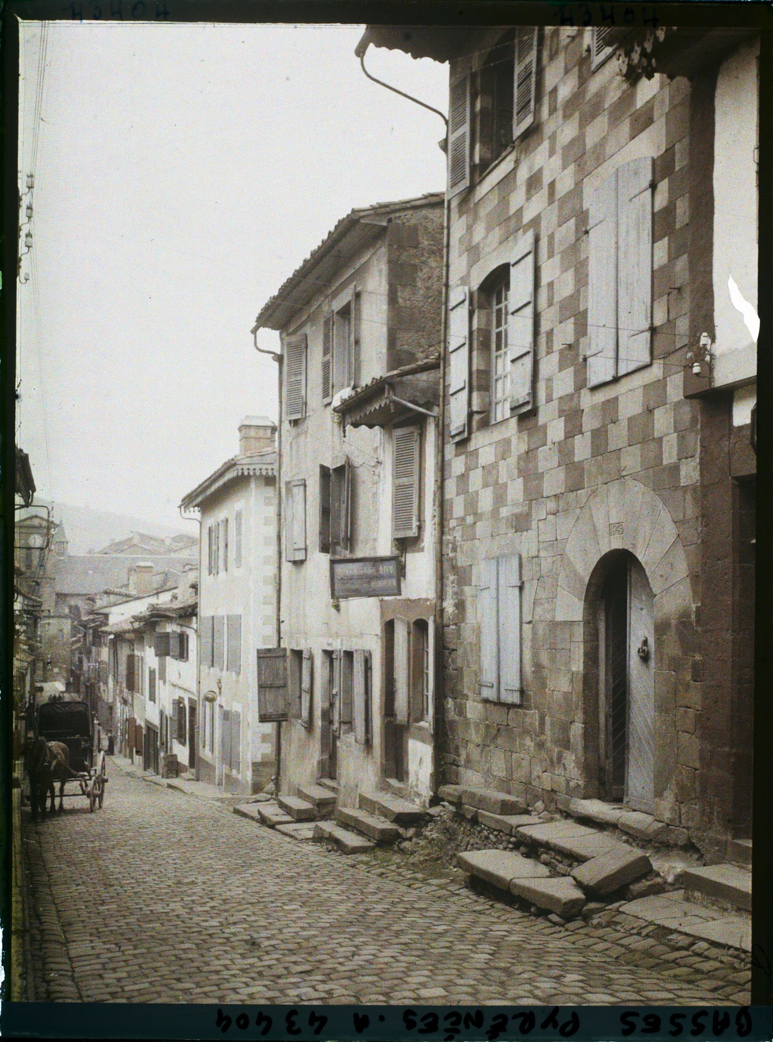 Image représentant France , St Jean-Pied de Port, Vieilles Maisons : celle du 1er plan date de 1649