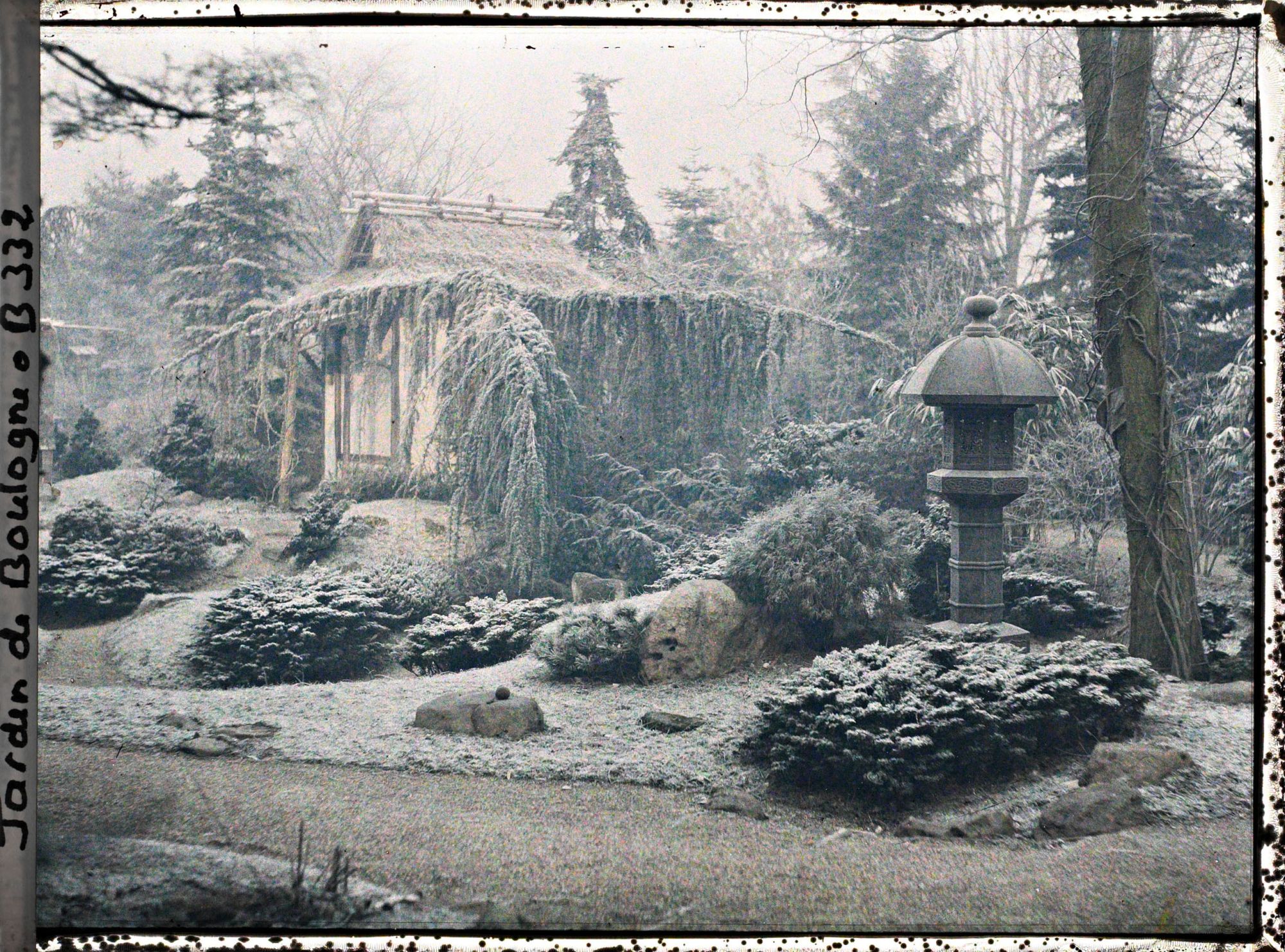 Image représentant Maison de thé et coin du " village japonais " sous le givre, vus depuis l'entrée est