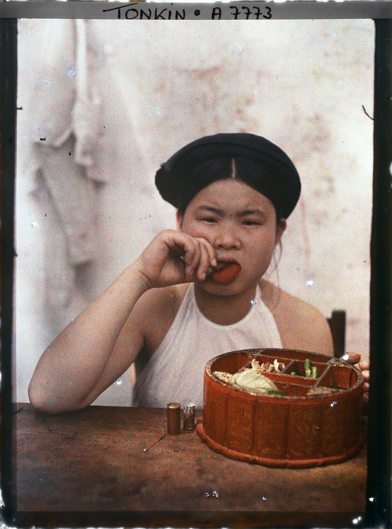 Image représentant Une jeune fille à la bouche rougie par le chiquage du bétel