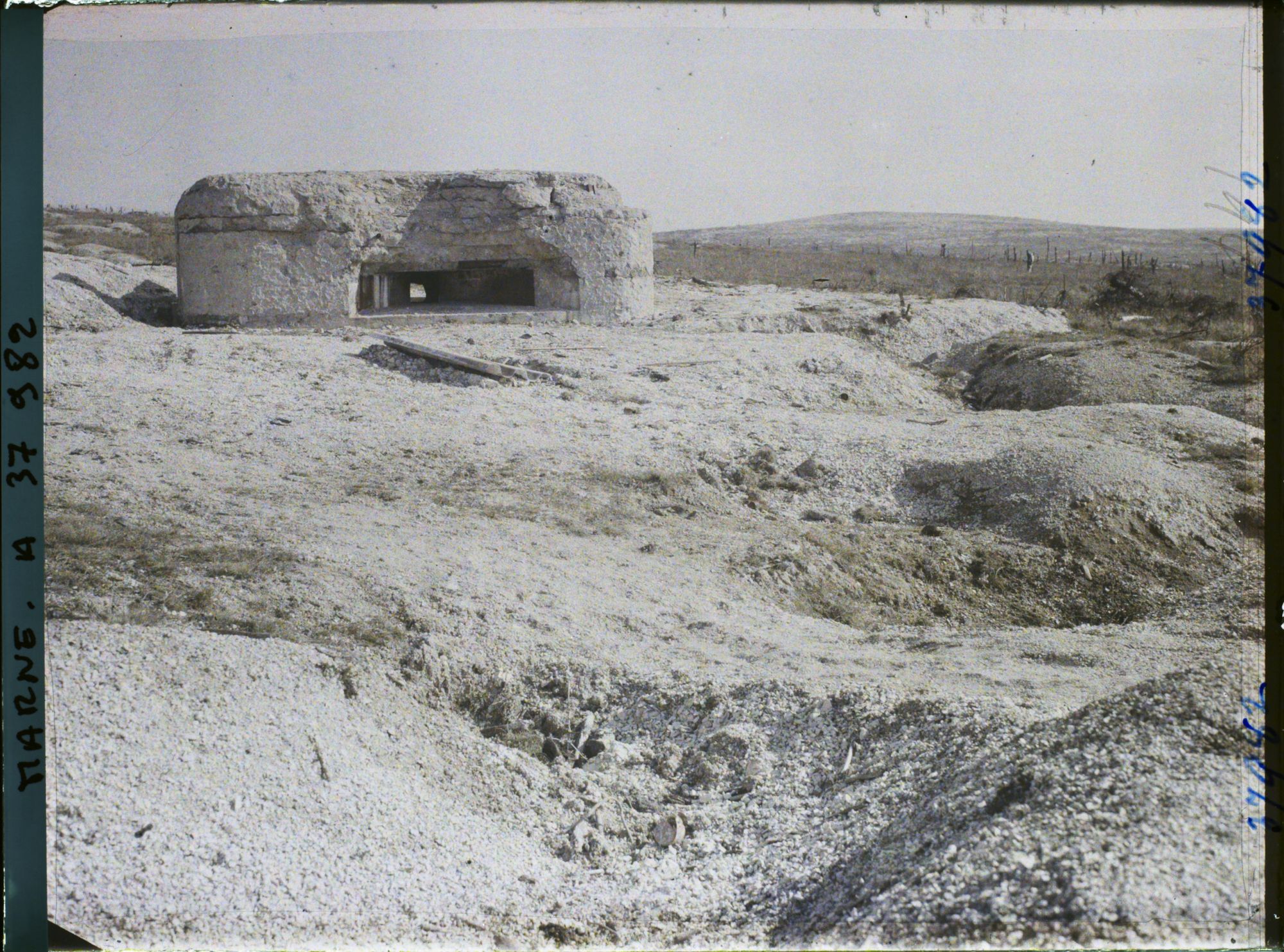 Image représentant France, Mont Cornillet, Pente Sud ; Blockhaus de mitrailleuses Allemand et au fond le Mont Haut