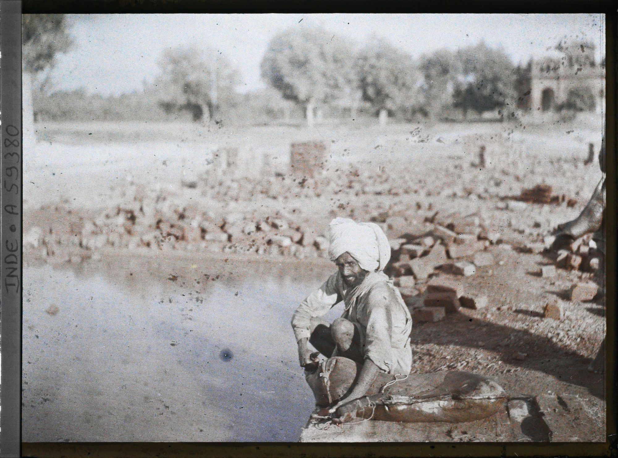 Image représentant Homme sur un chantier remplissant une outre
