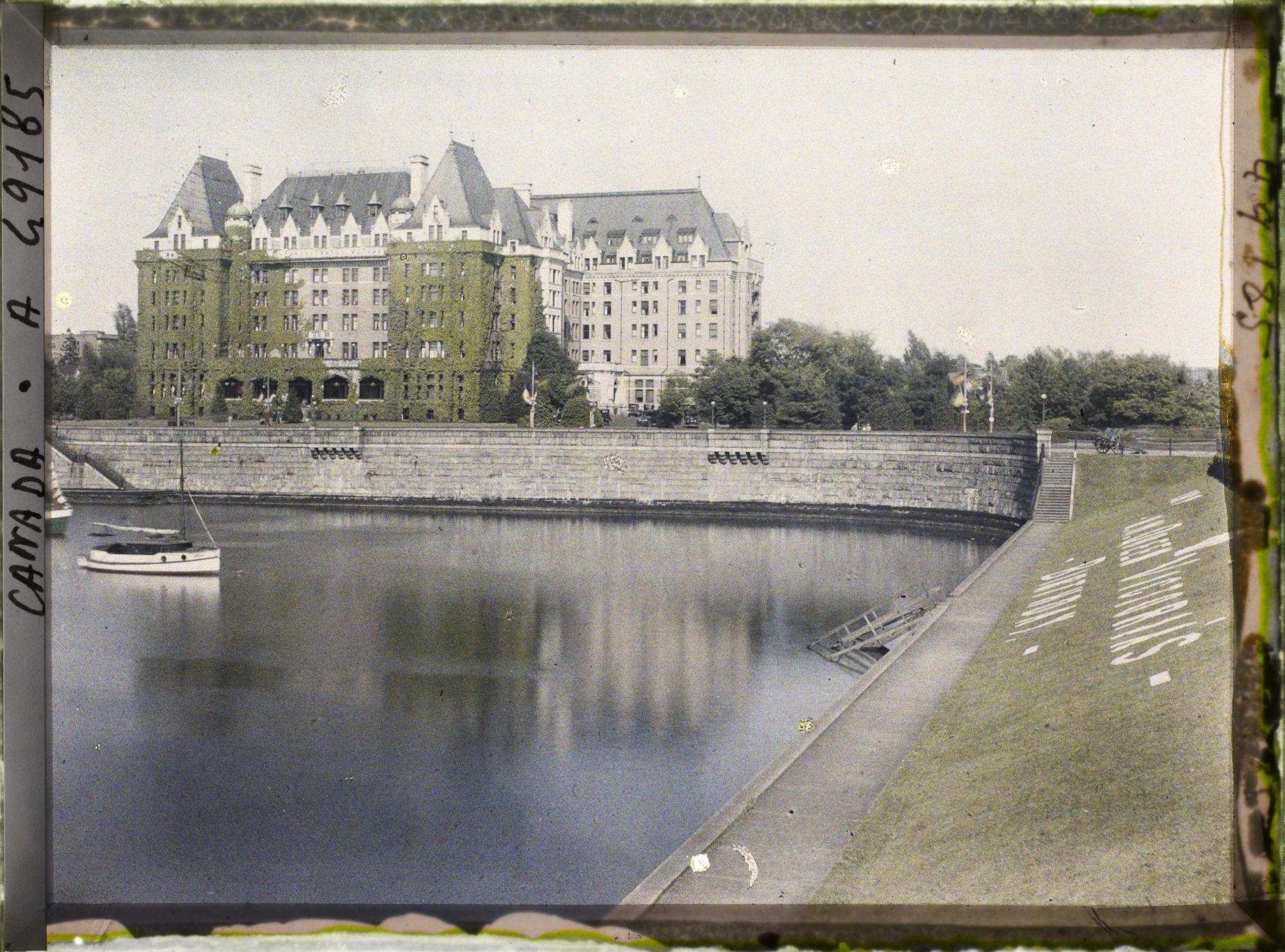 Image représentant Canada, Victoria, L'Empress Hotel vu du Port