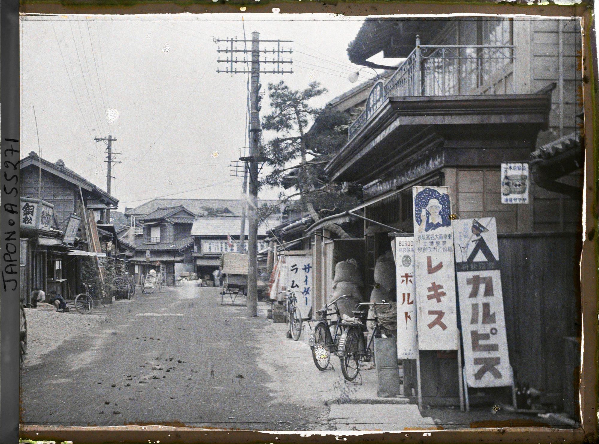 Image représentant Une rue, à droite, marchand de boissons non alcoolisées