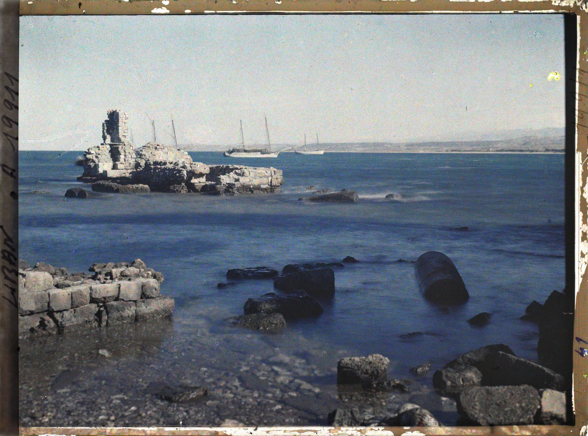 Image représentant Vue du port avec des vestiges du môle antique