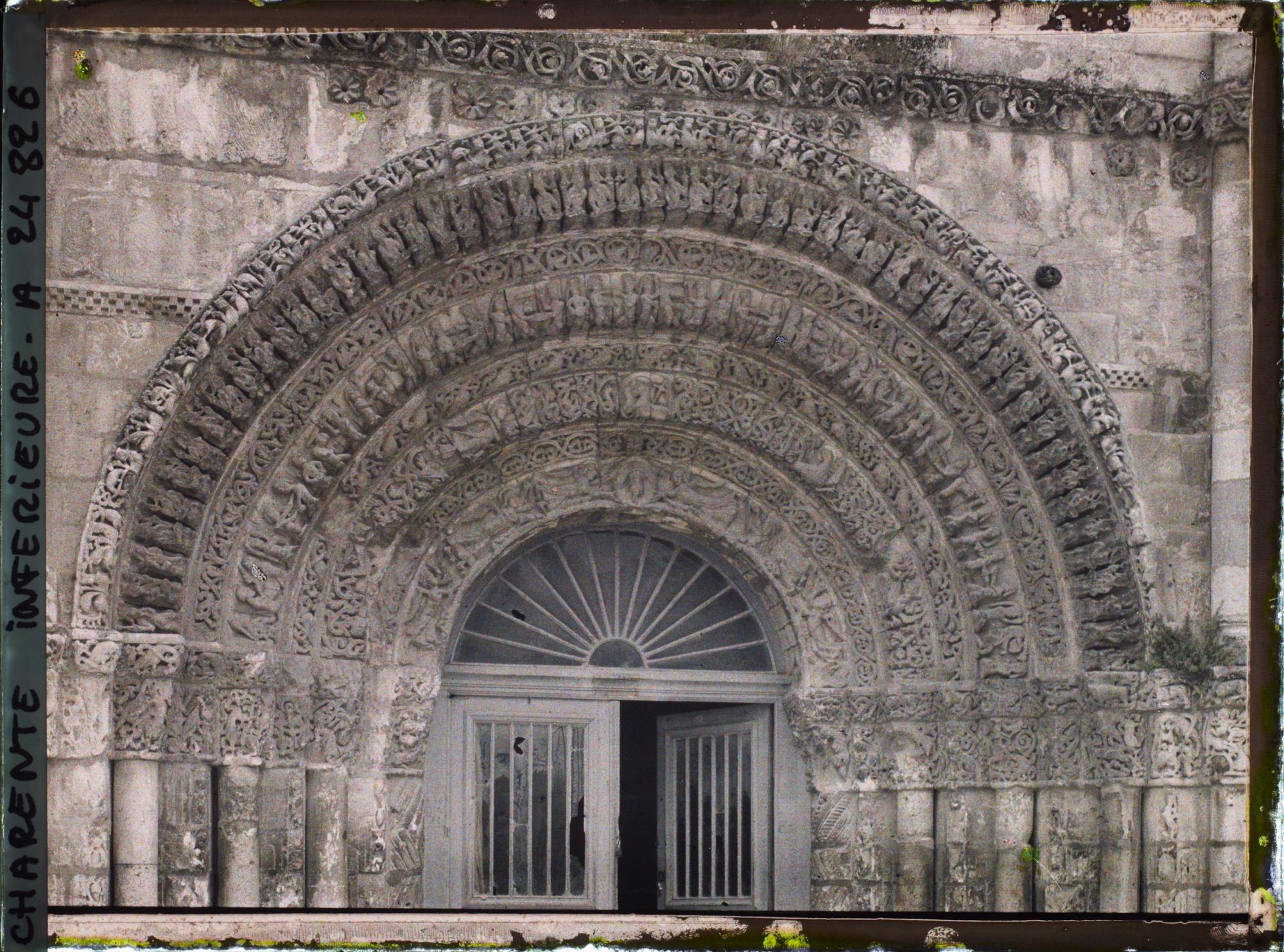 Image représentant L'archivolte du portail de l'Abbaye des Dames