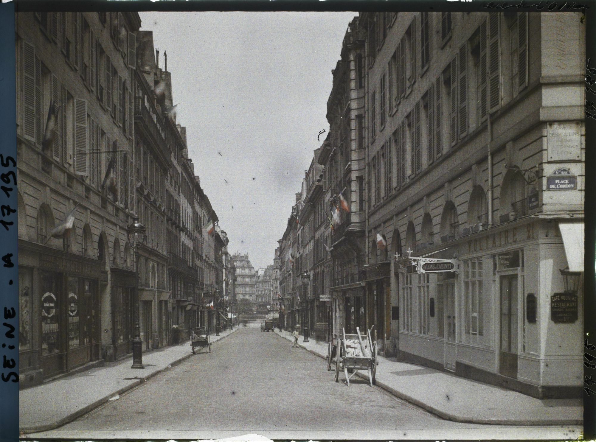 Image représentant La rue de l'Odéon vue de la place de l'Odéon