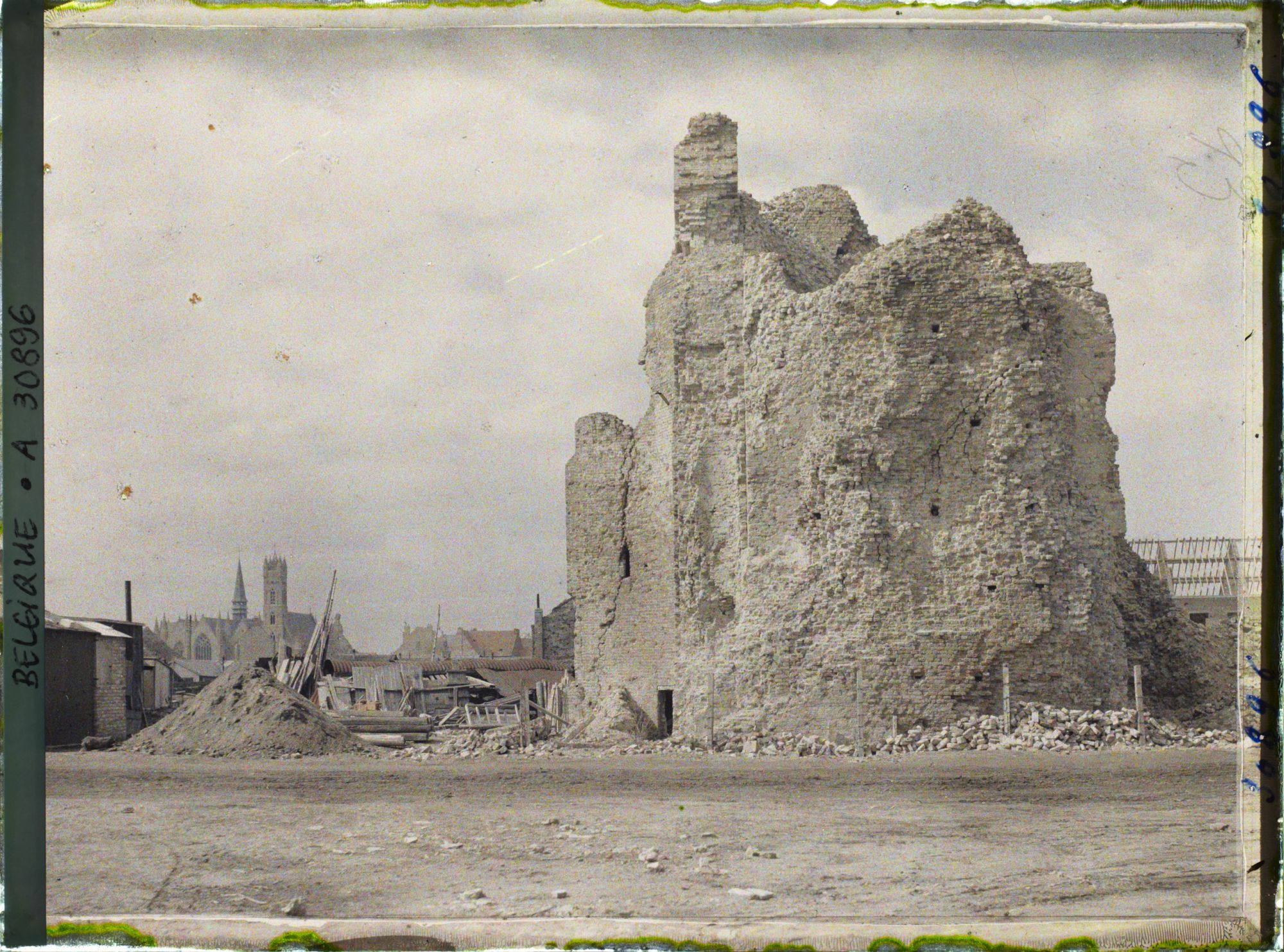 Image représentant Belgique, Nieuport, Ruines, Tour des Templiers, dans le fond, l'Eglise