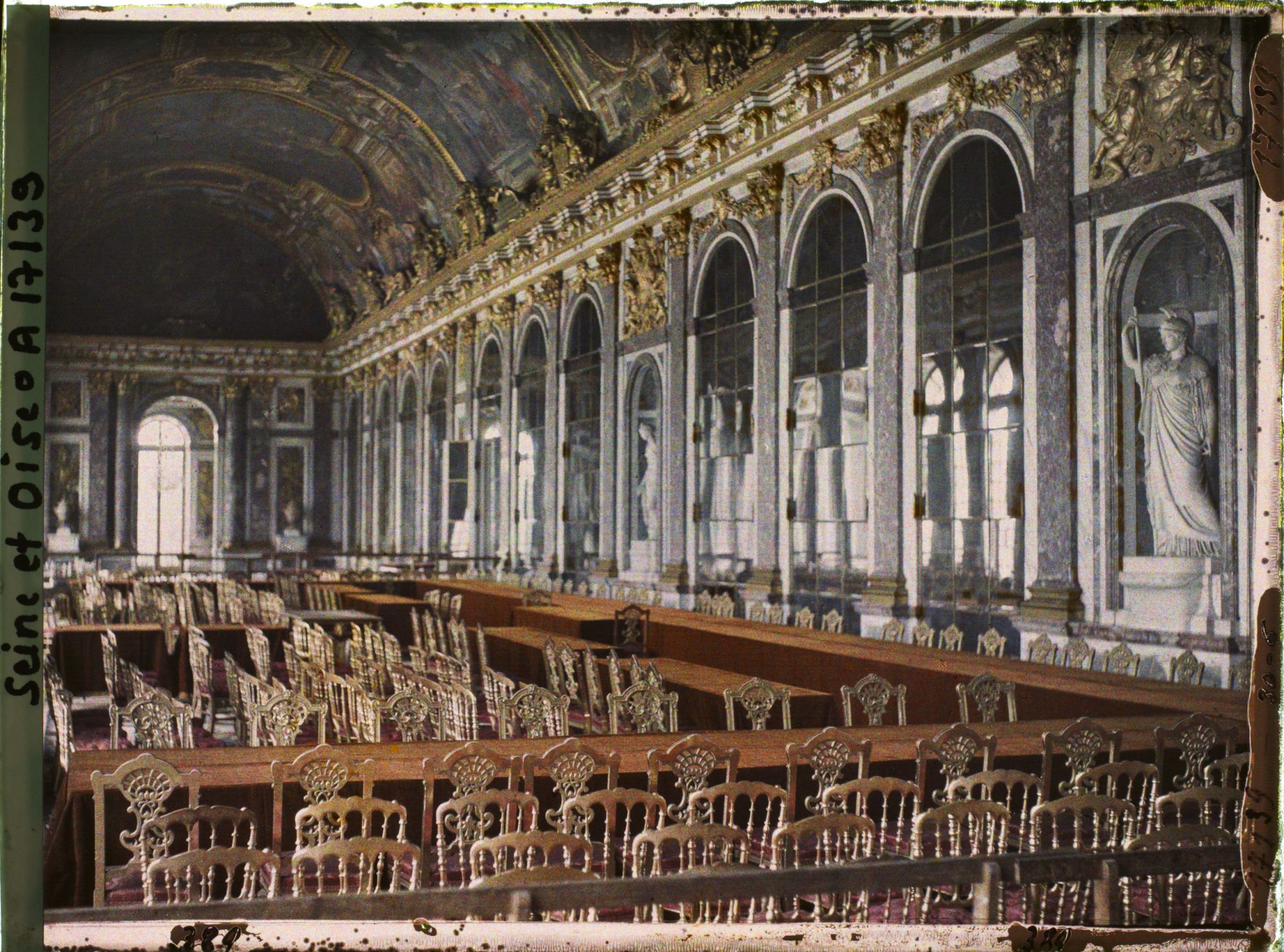 Image représentant La galerie des Glaces aménagée pour le Congrès de la Paix (Traité de Versailles)