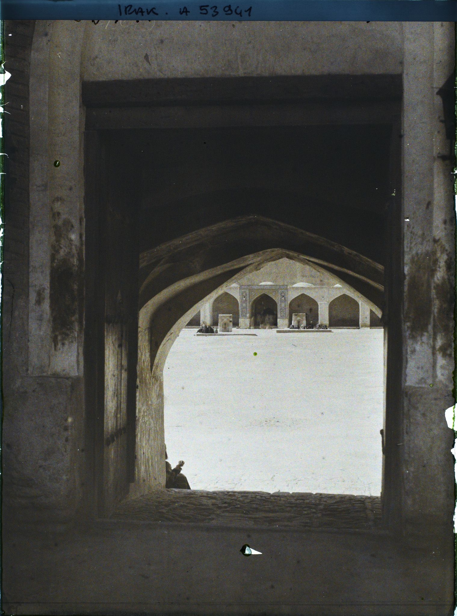 Image représentant Entrée de la mosquée fortifiée d'Ali et la cour (hommes et femmes sont séparés)