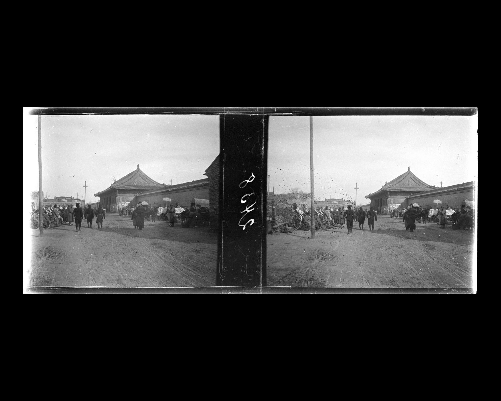 Image représentant Nanhuangchenggen ("[rue] le Long de l'Enceinte de la Ville Impériale, tronçon sud") et Xianmen ("porte de la Paix de l'Ouest")