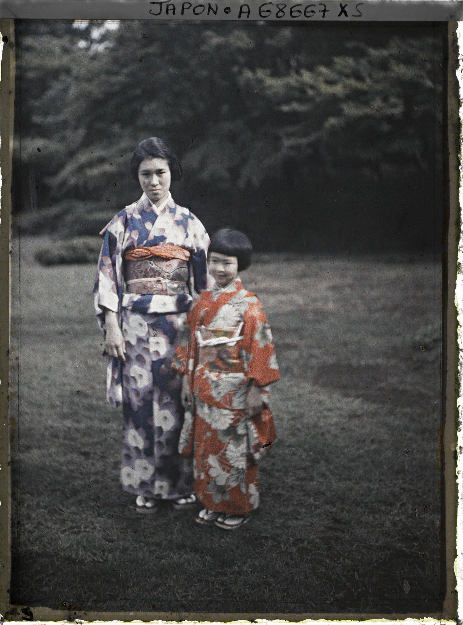 Image représentant Résidence de la famille Kitashirakawa (?) ou Asaka (?), les jeunes princesses Kikuko Asaka (à gauche) et Kiyoko Asaka (à droite)