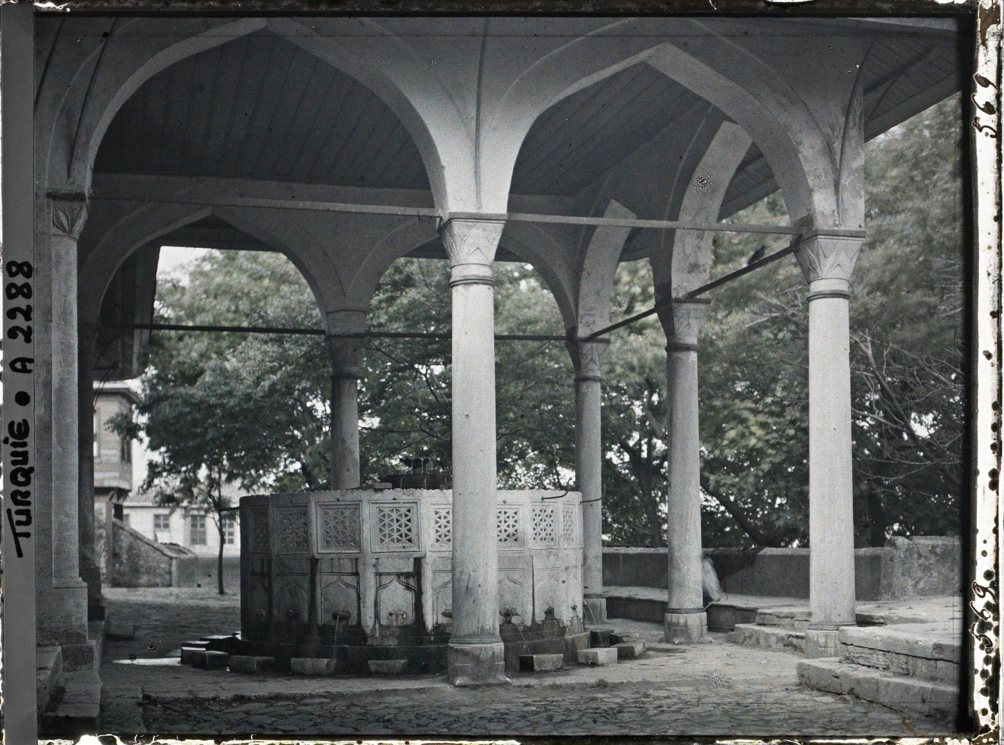 Image représentant Bassin d'ablutions de la Grande Mosquée d'Usküdar ou Mihrimal Camii ?