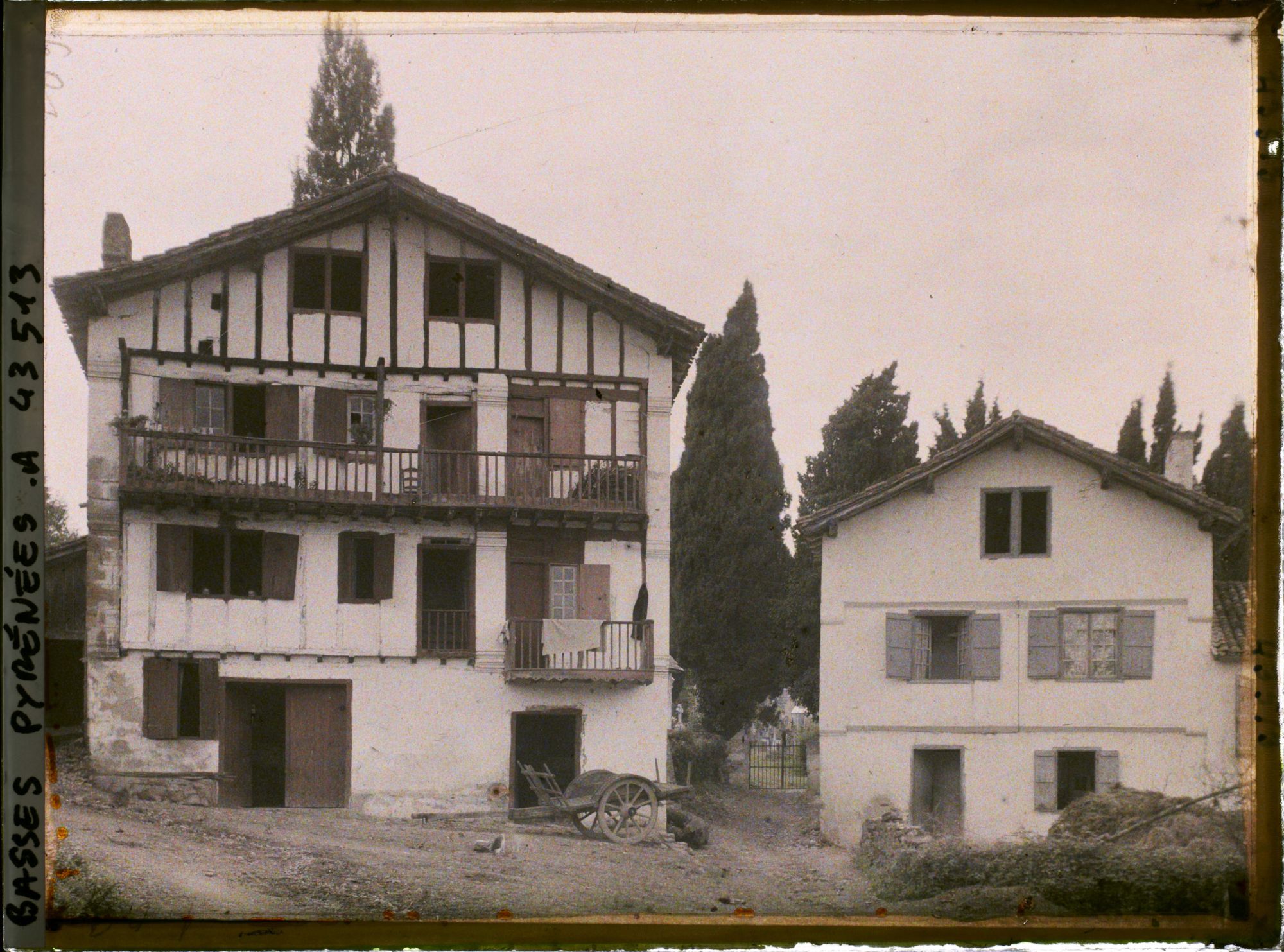 Image représentant France, Ustaritz, Maison basque et entrée du Cimetière d'Ustaritz