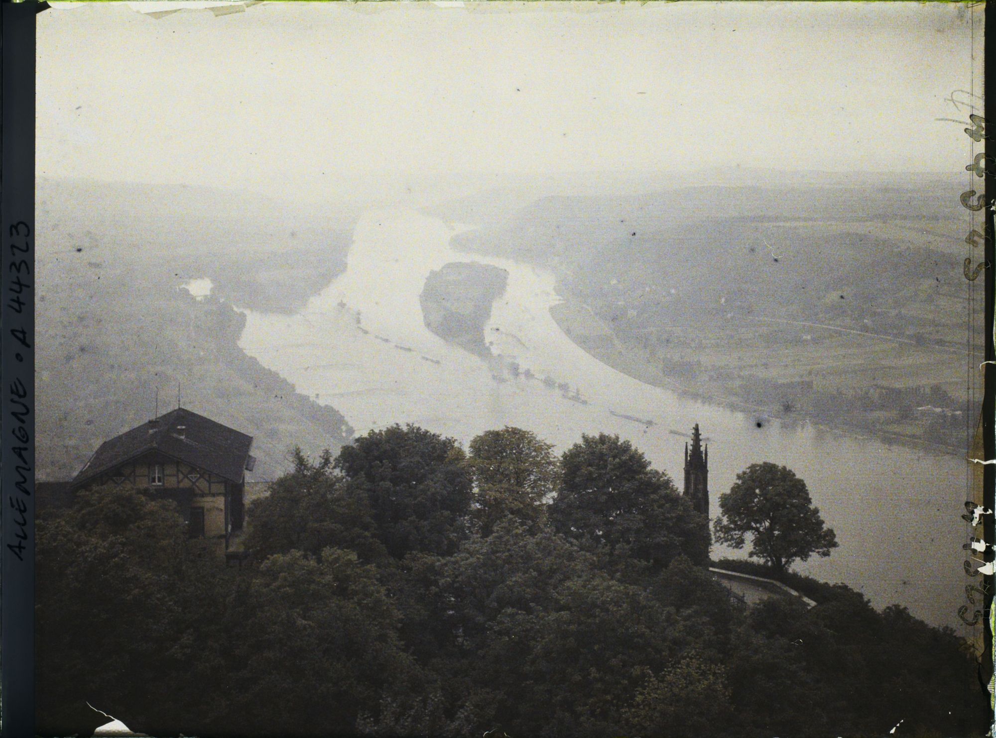 Image représentant Panorama sur le Rhin laissant apparaître l'île de Nonnenwerth