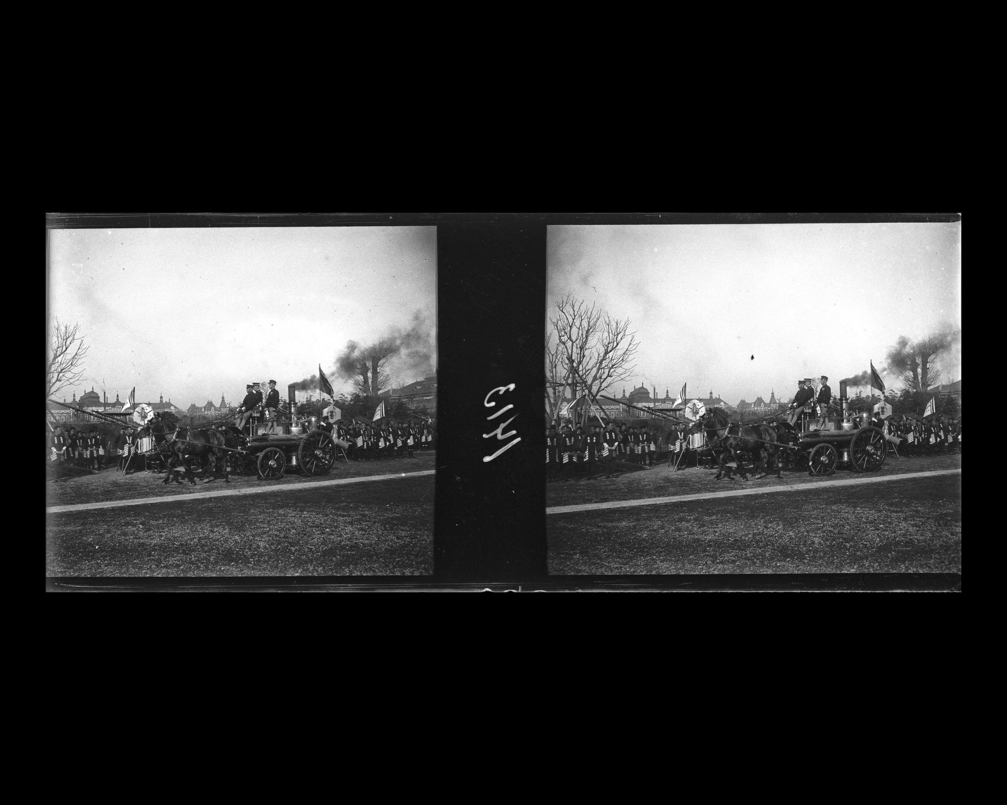 Image représentant Près du parc Hibiya, préparatifs pour la revue des pompiers