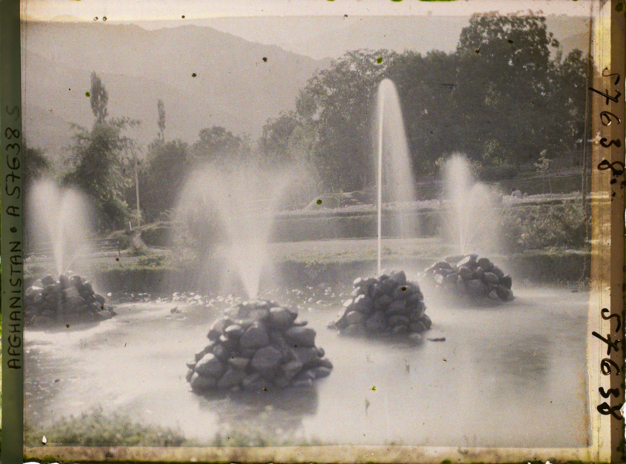 Image représentant Dans le Jardin public (Bâgh-e omumi), le bassin aux jets d'eau