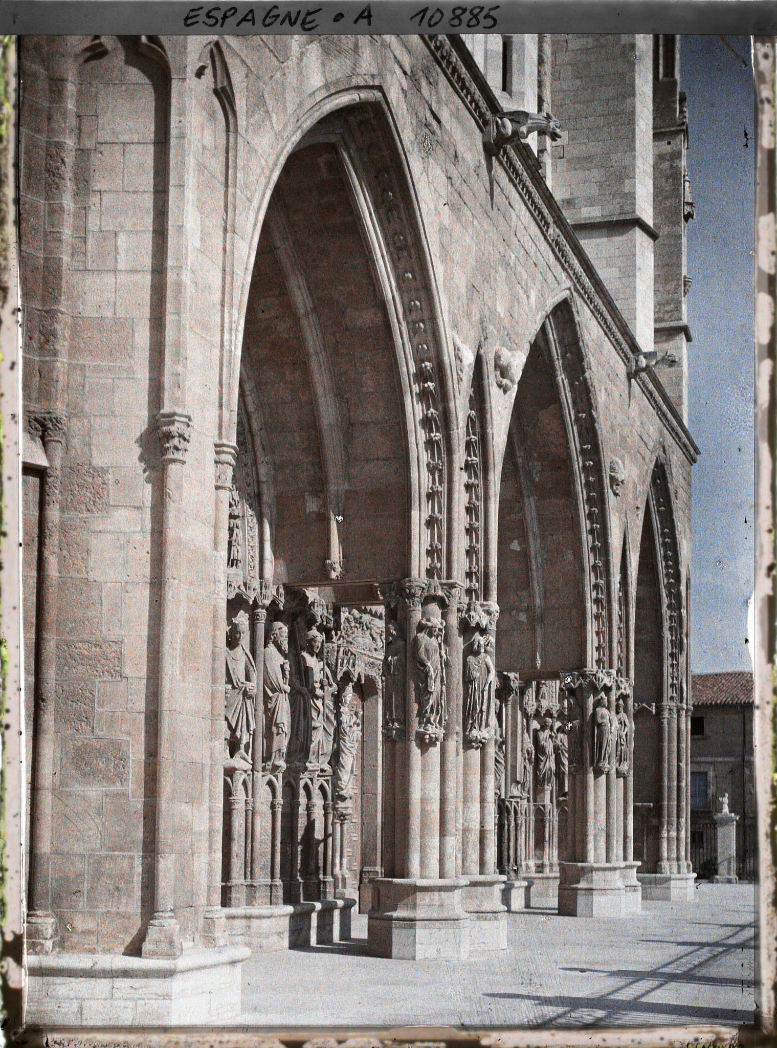 Image représentant Espagne, Léon, Les trois portails de la Cathédrale vus en enfilade