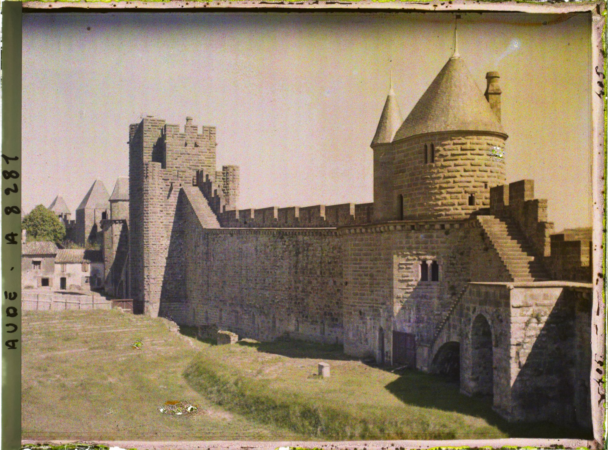 Image représentant Vue sur la porte d'Aude et les lices basses