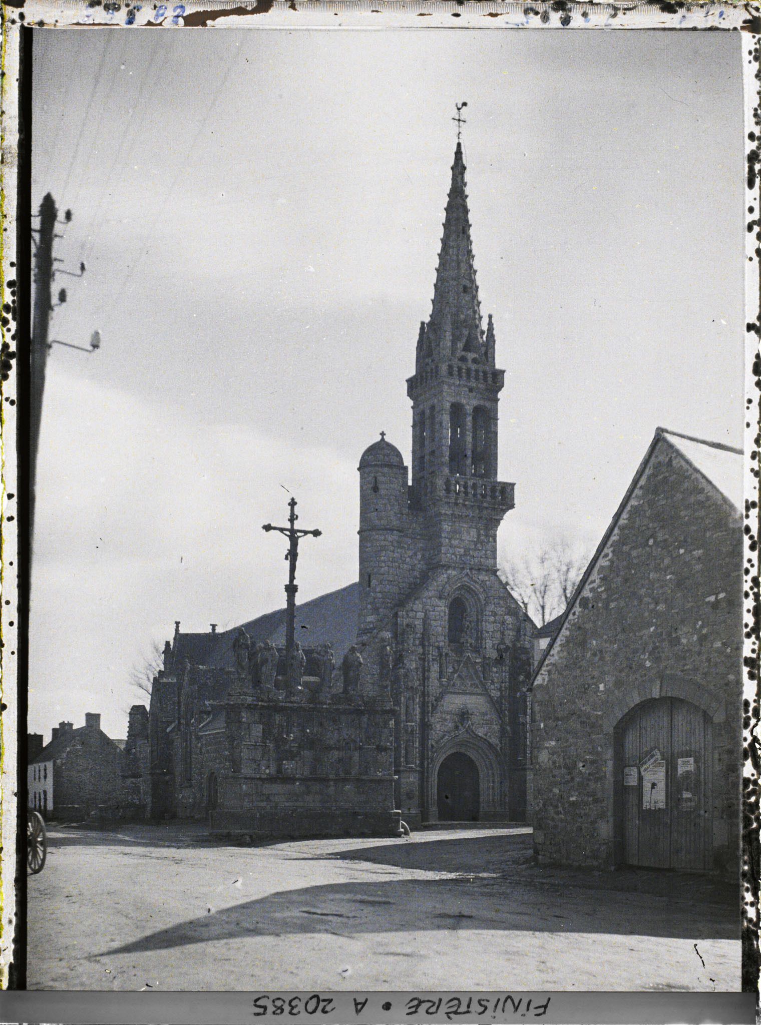 Image représentant Le calvaire et l'église Notre-Dame de Confort