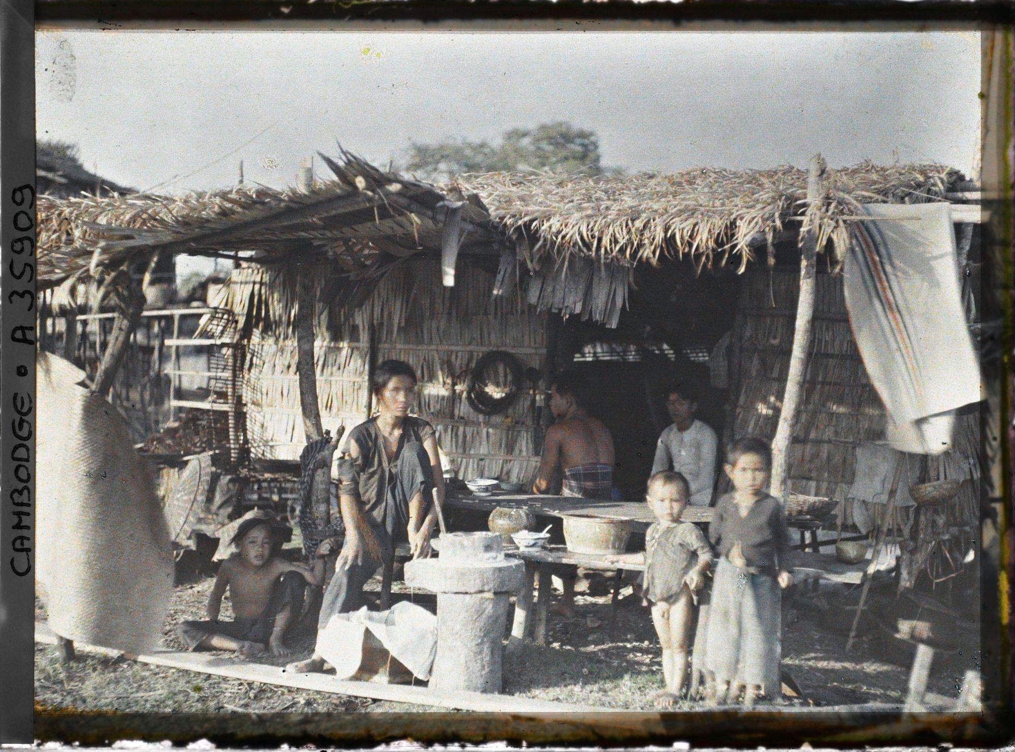 Image représentant Un pâtissier vietnamien installé au Cambodge, et sa clientèle attablée