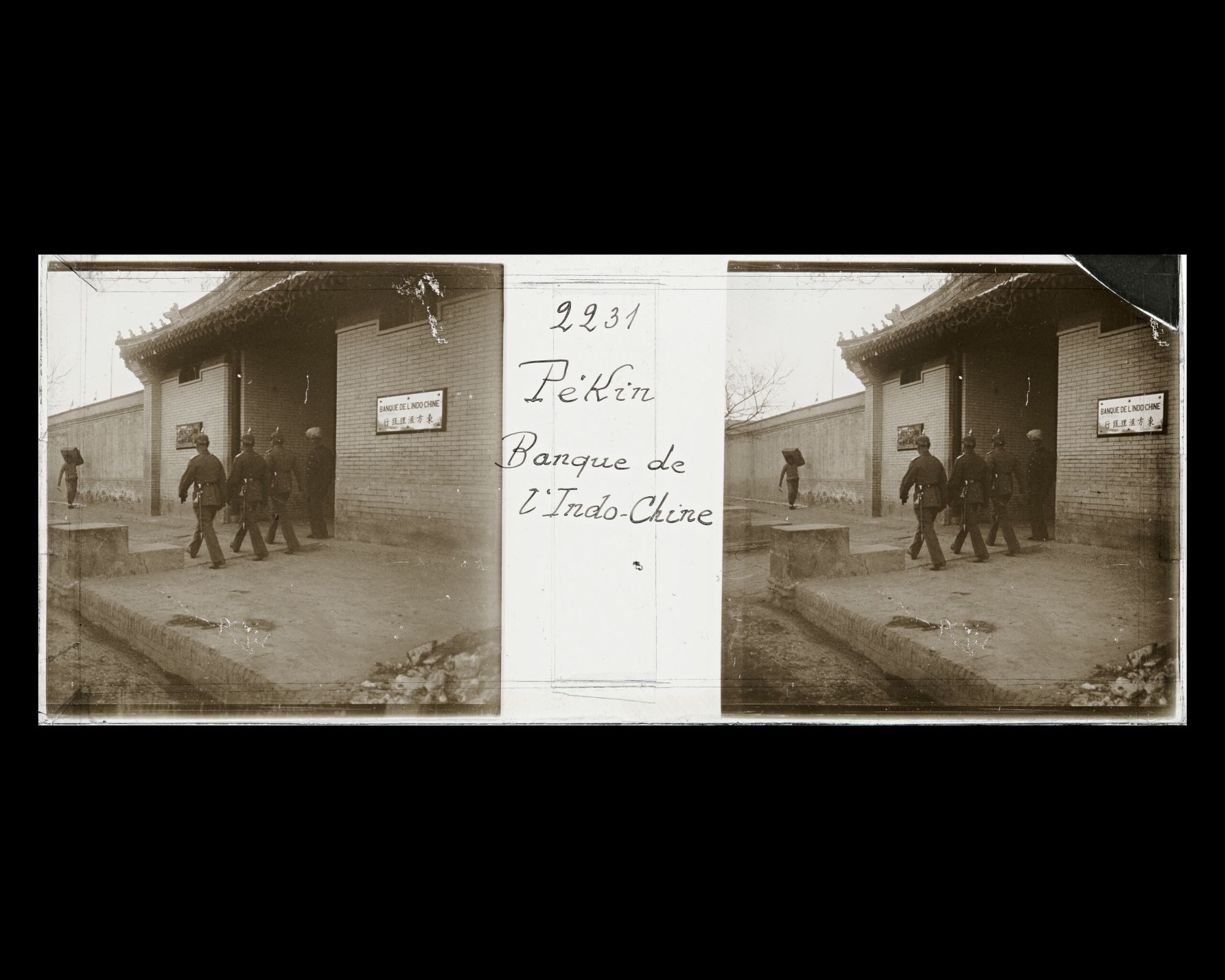Image représentant L'entrée de la succursale de la banque de l'Indo-Chine dans le quartier des légations.