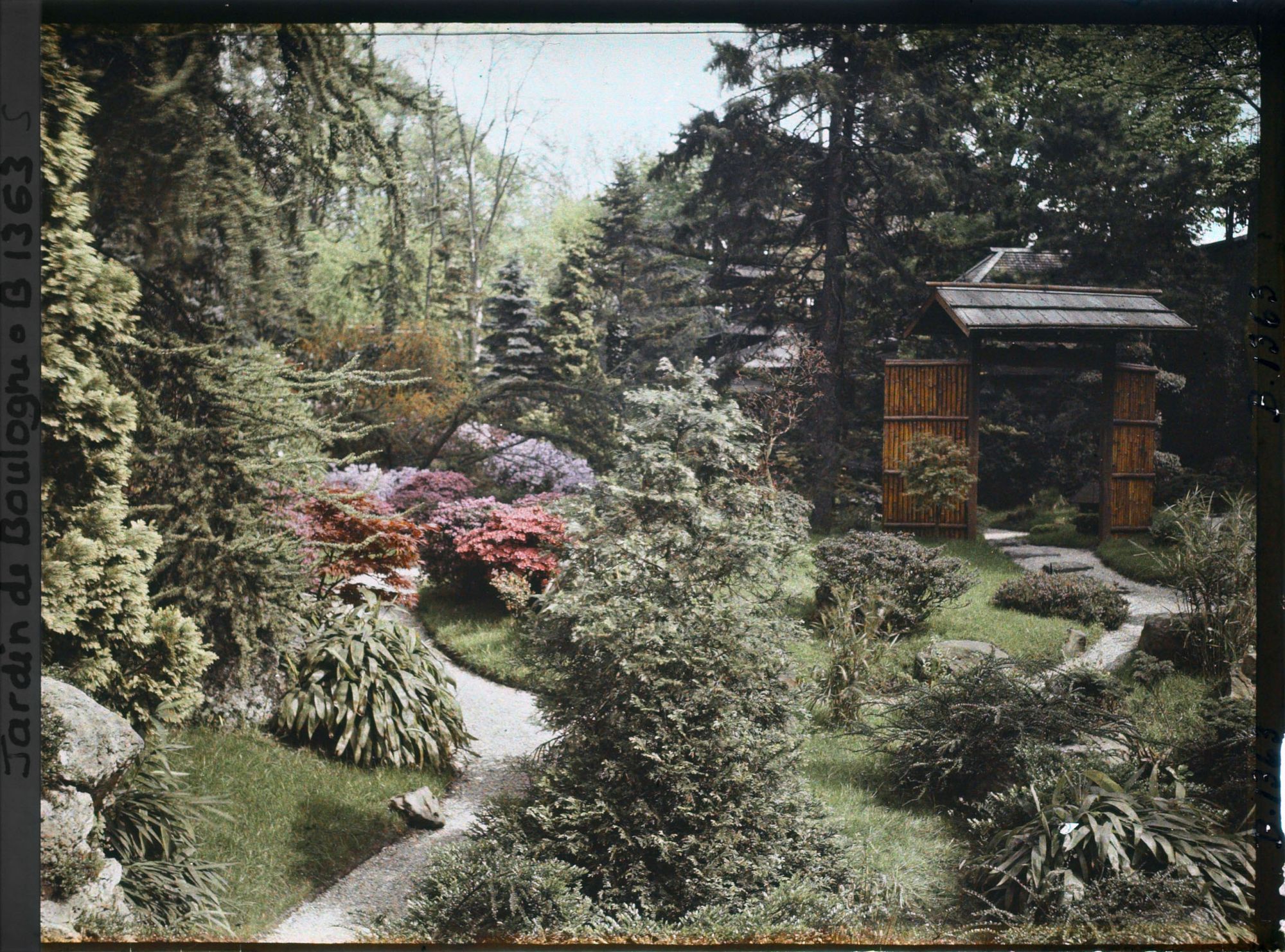 Image représentant Chemins du " sanctuaire japonais " situés à gauche de la porte menant au " village japonais "